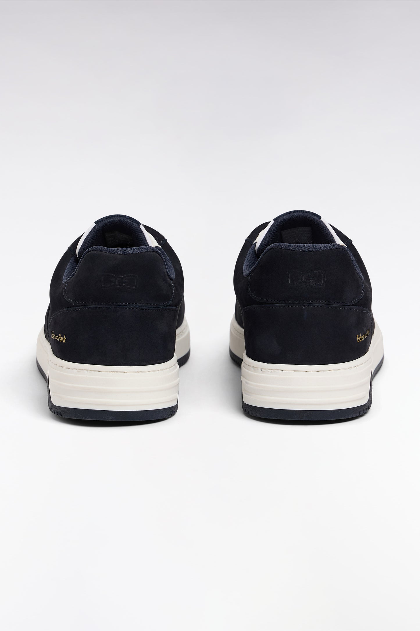 sneakers en cuir marine à semelles blanches