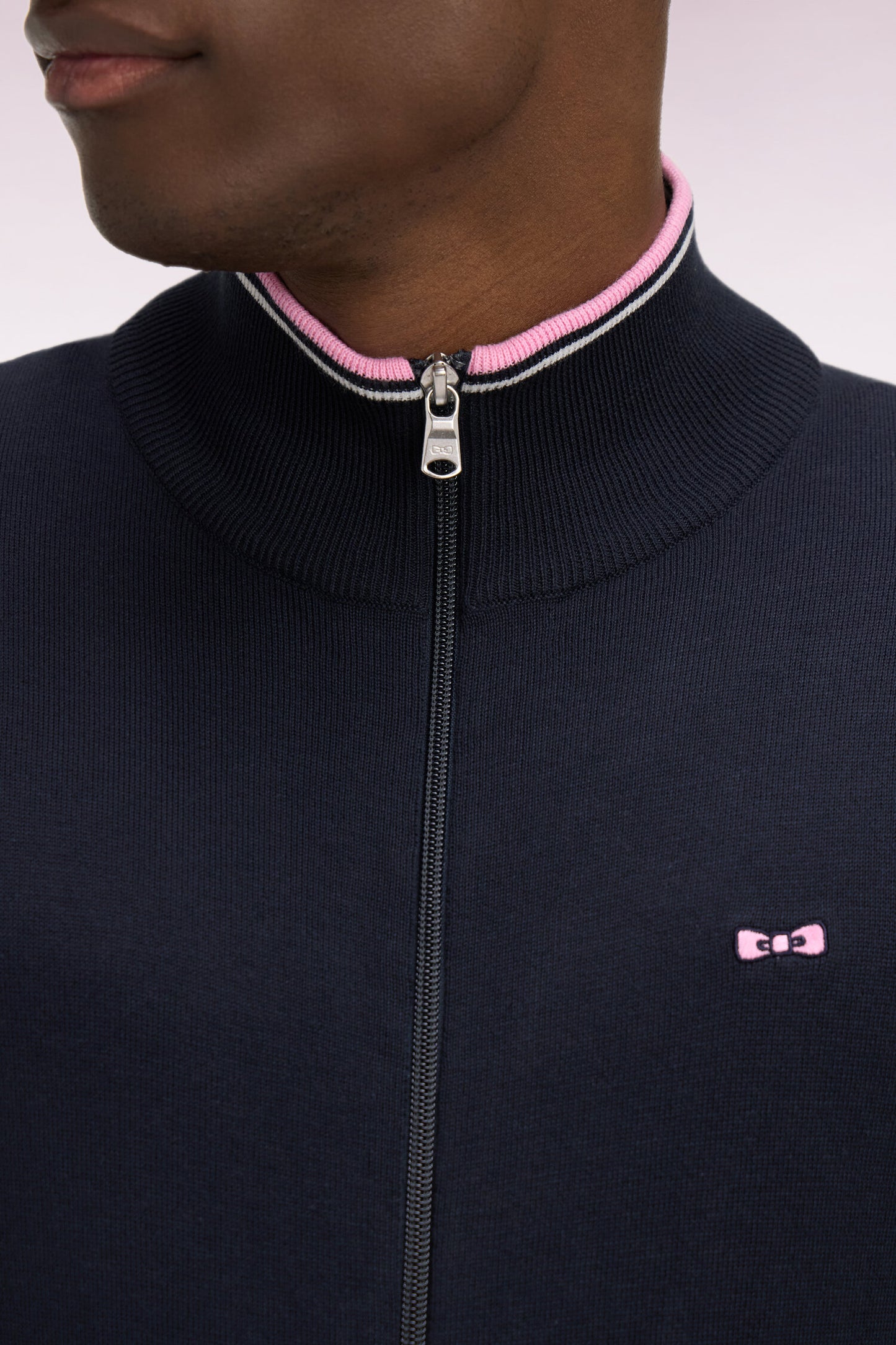 Cardigan zippé en coton marine à bords-côtes rayés