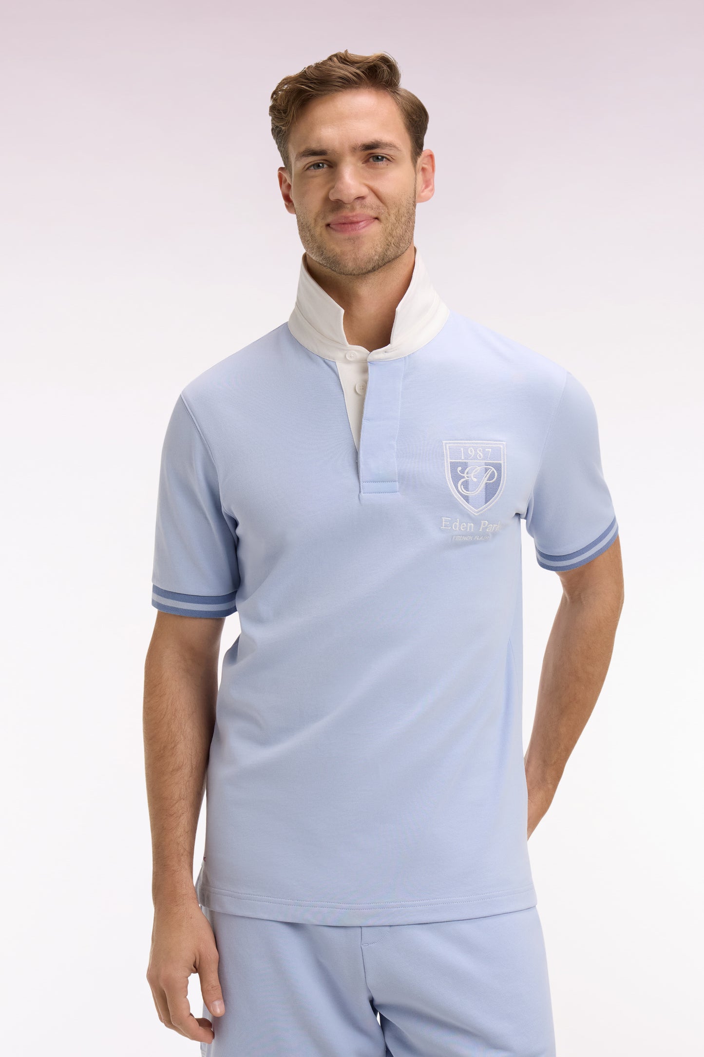 Maillot à manches courtes en jersey de coton ciel écusson brodé coupe regular