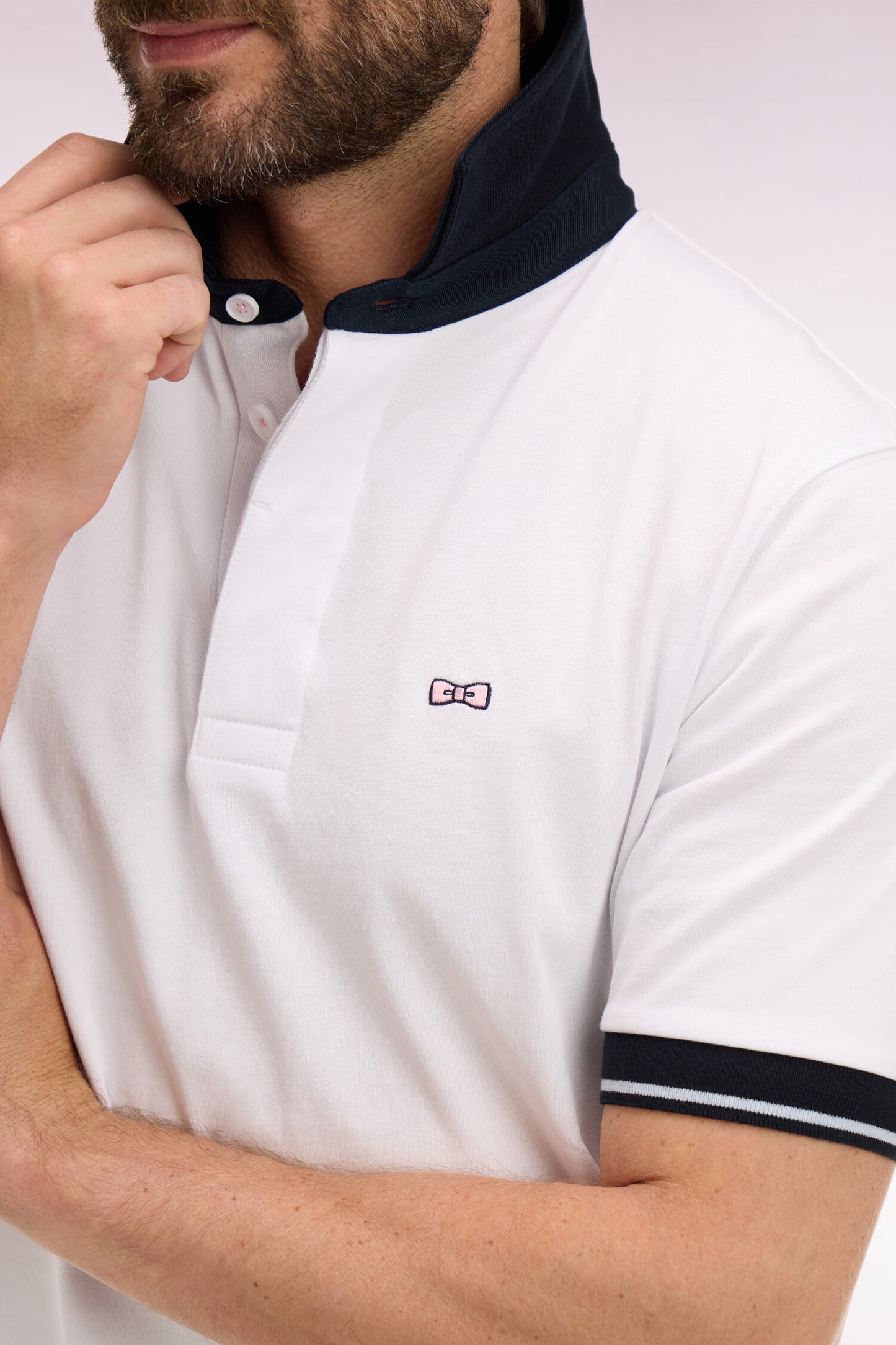 Short-sleeved jersey in white cotton with navy embroidery, regular fit