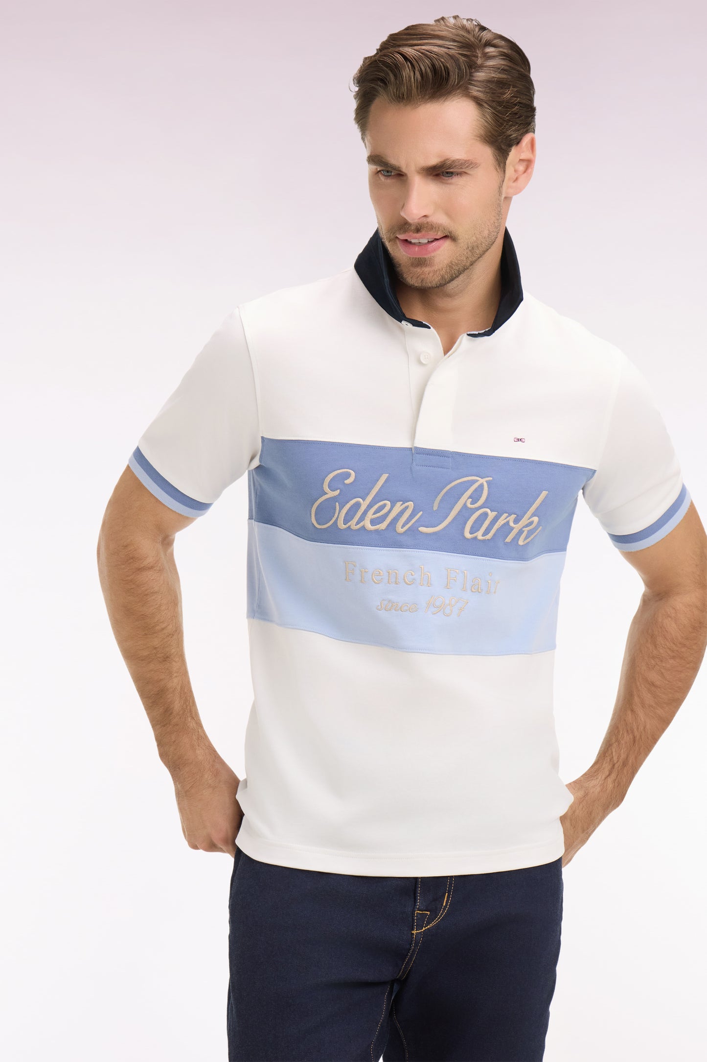 Maillot à manches courtes écru à découpes pastel et broderie coupe regular