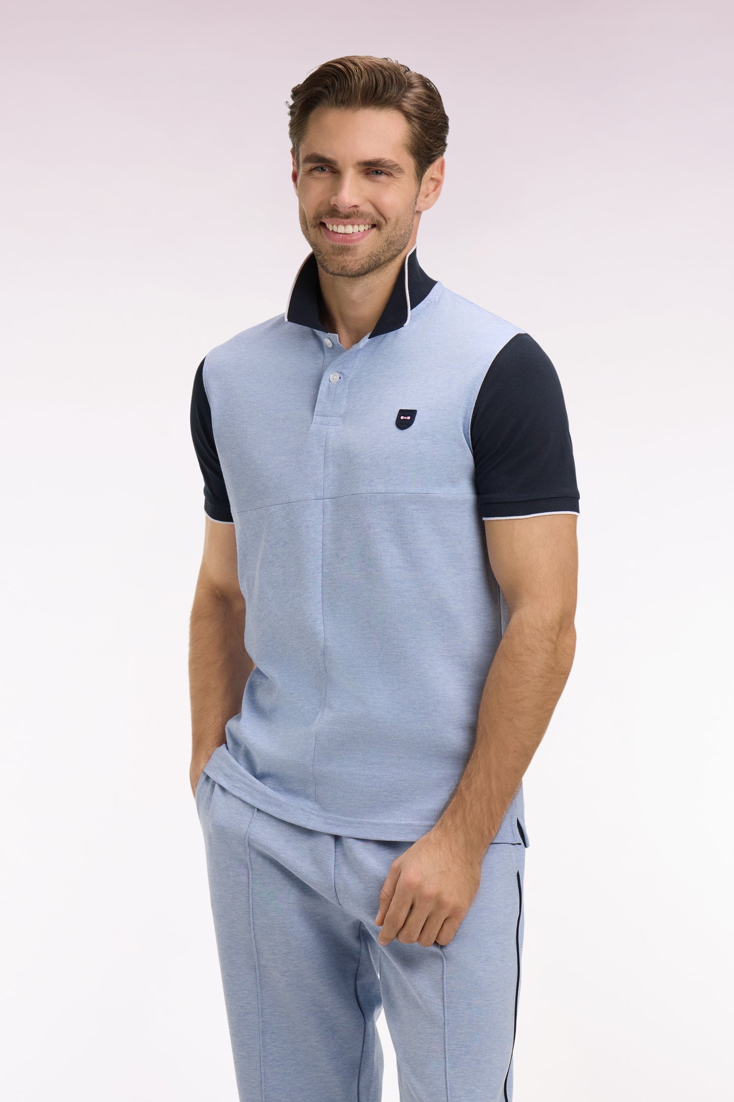 Polo manches courtes bicolore en coton bleu ciel à découpes coupe regular