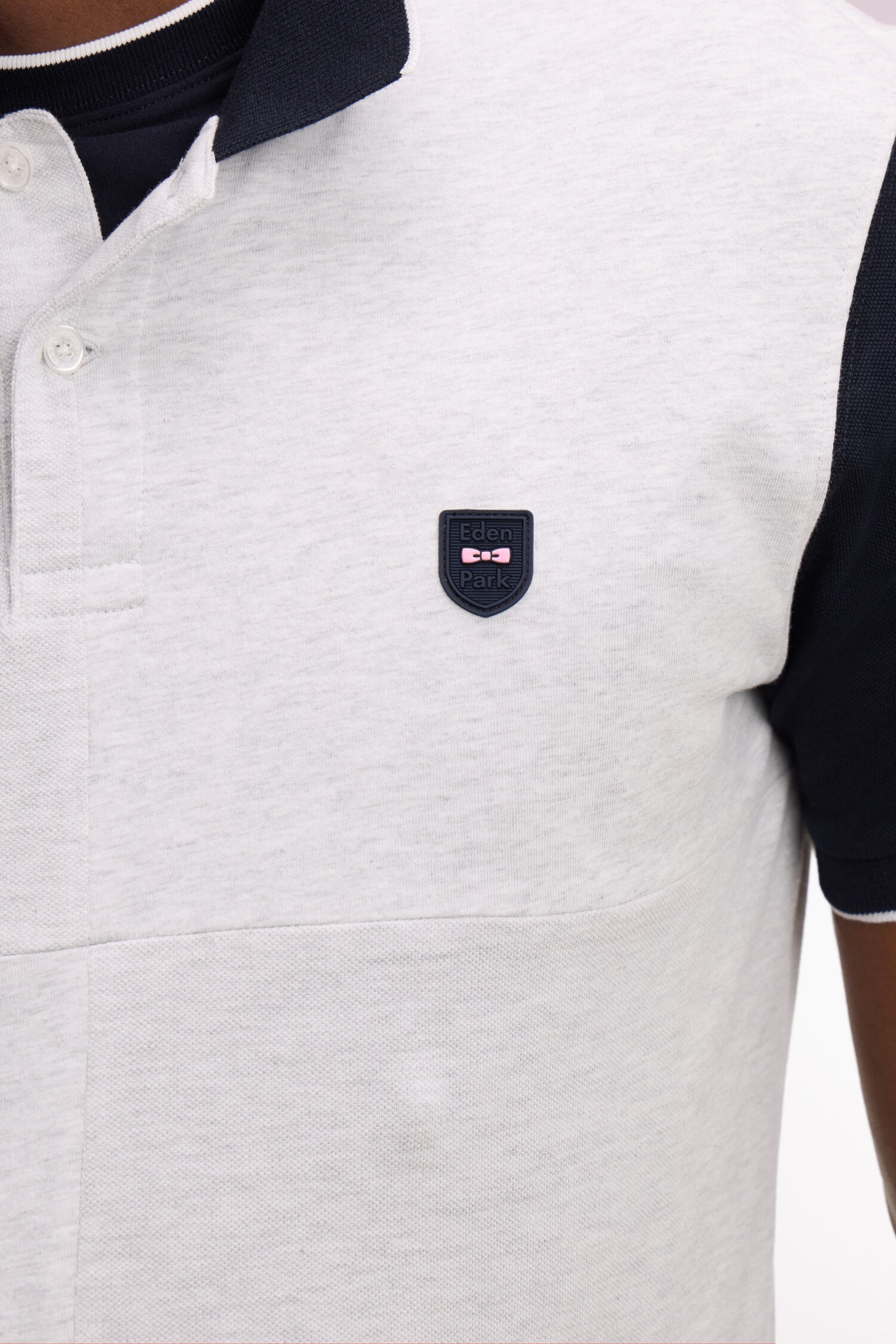 Polo manches courtes bicolore en coton gris clair à découpes coupe regular