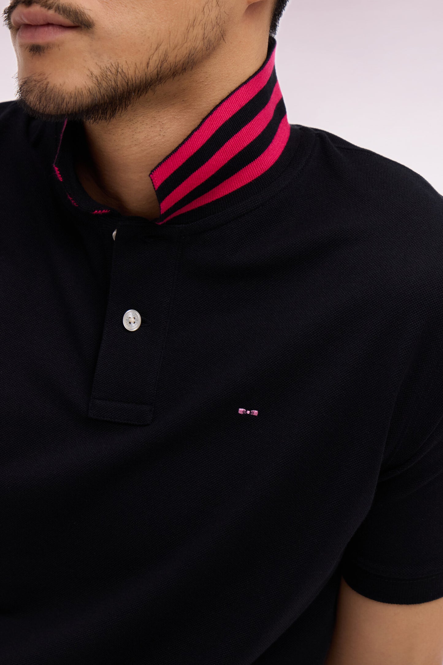 Polo manches courtes en piqué coton noir dessous de col rayé coupe slim