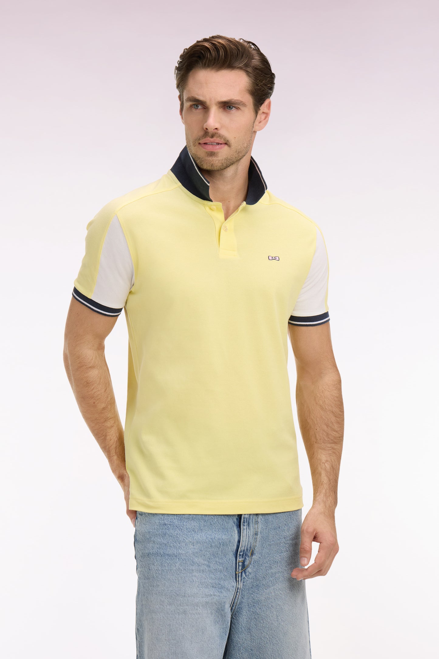 Polo à manches courtes en coton jaune clair brodé coupe regular