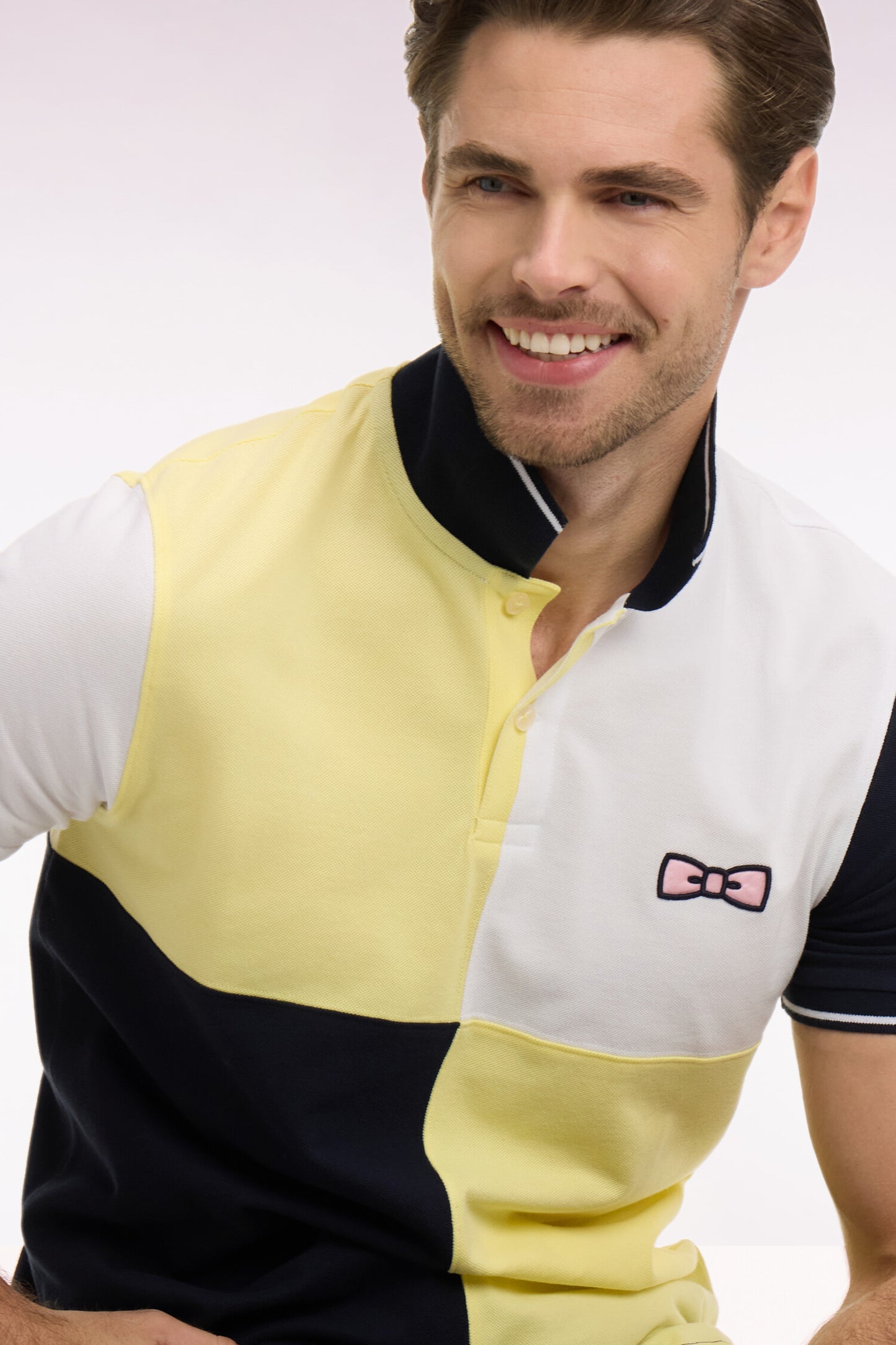 Polo à manches courtes en coton jaune clair à cadrans coupe regular