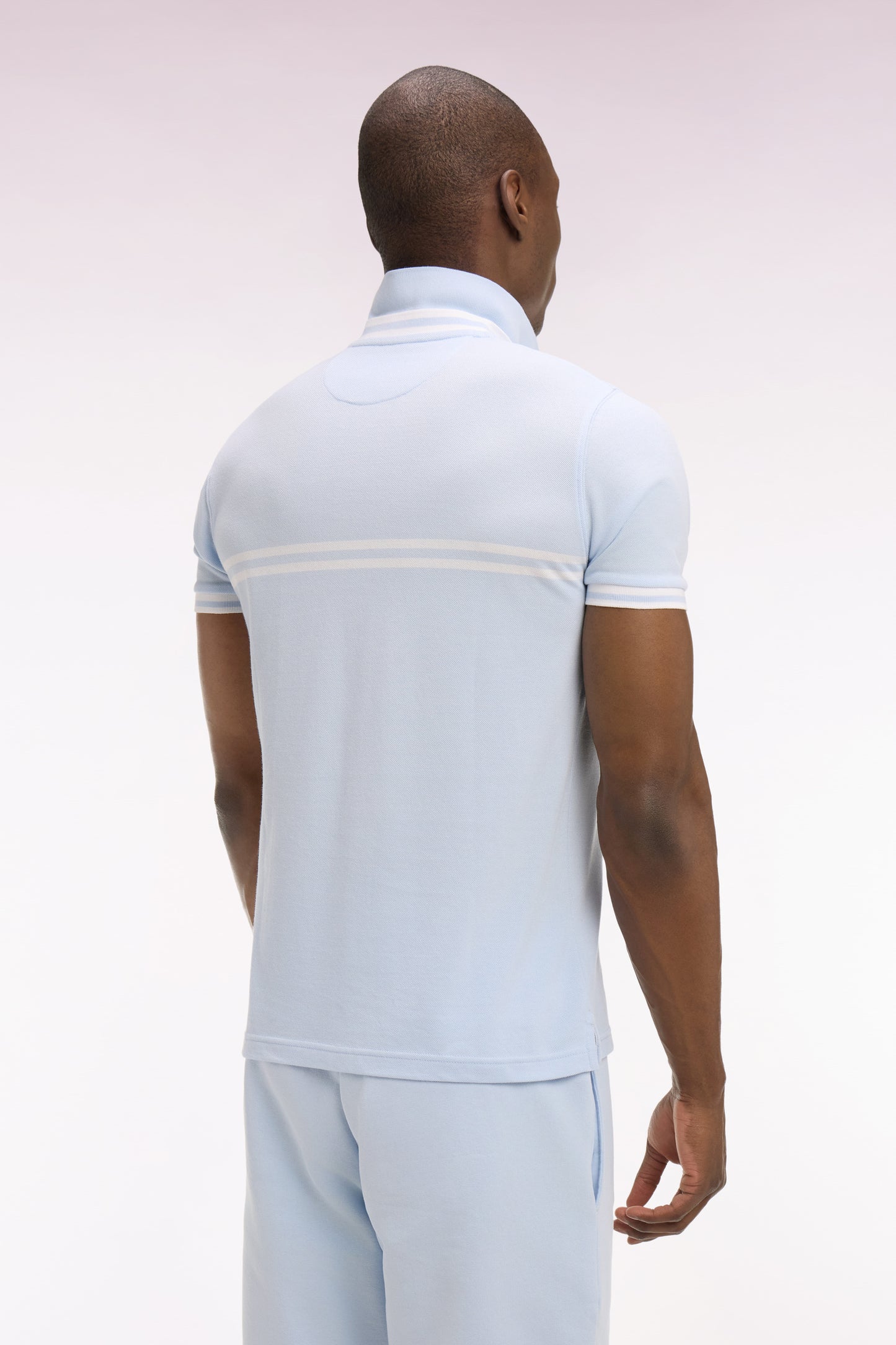 Polo à manches courtes en coton bleu ciel à rayures blanches coupe regular