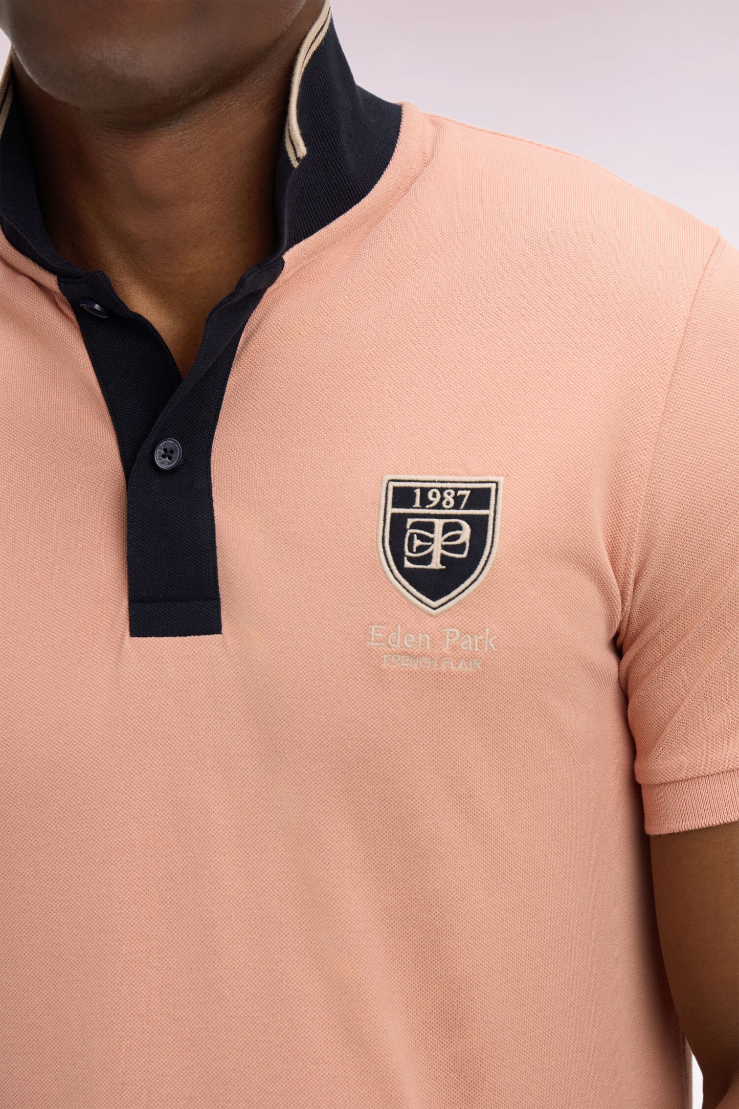 Polo à manches courtes en piqué coton saumon écusson EP