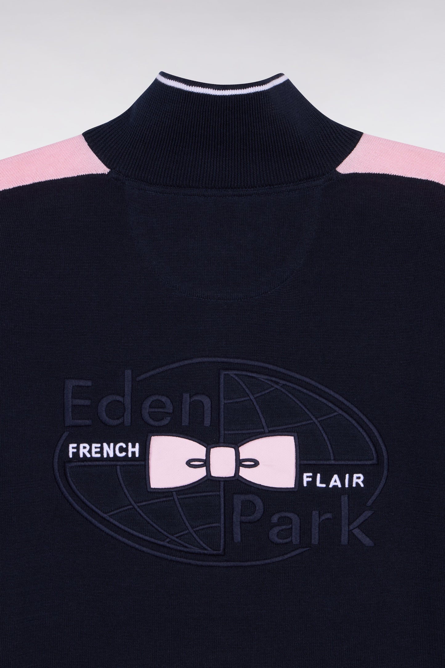 Pull à col maillot en coton rose brodé