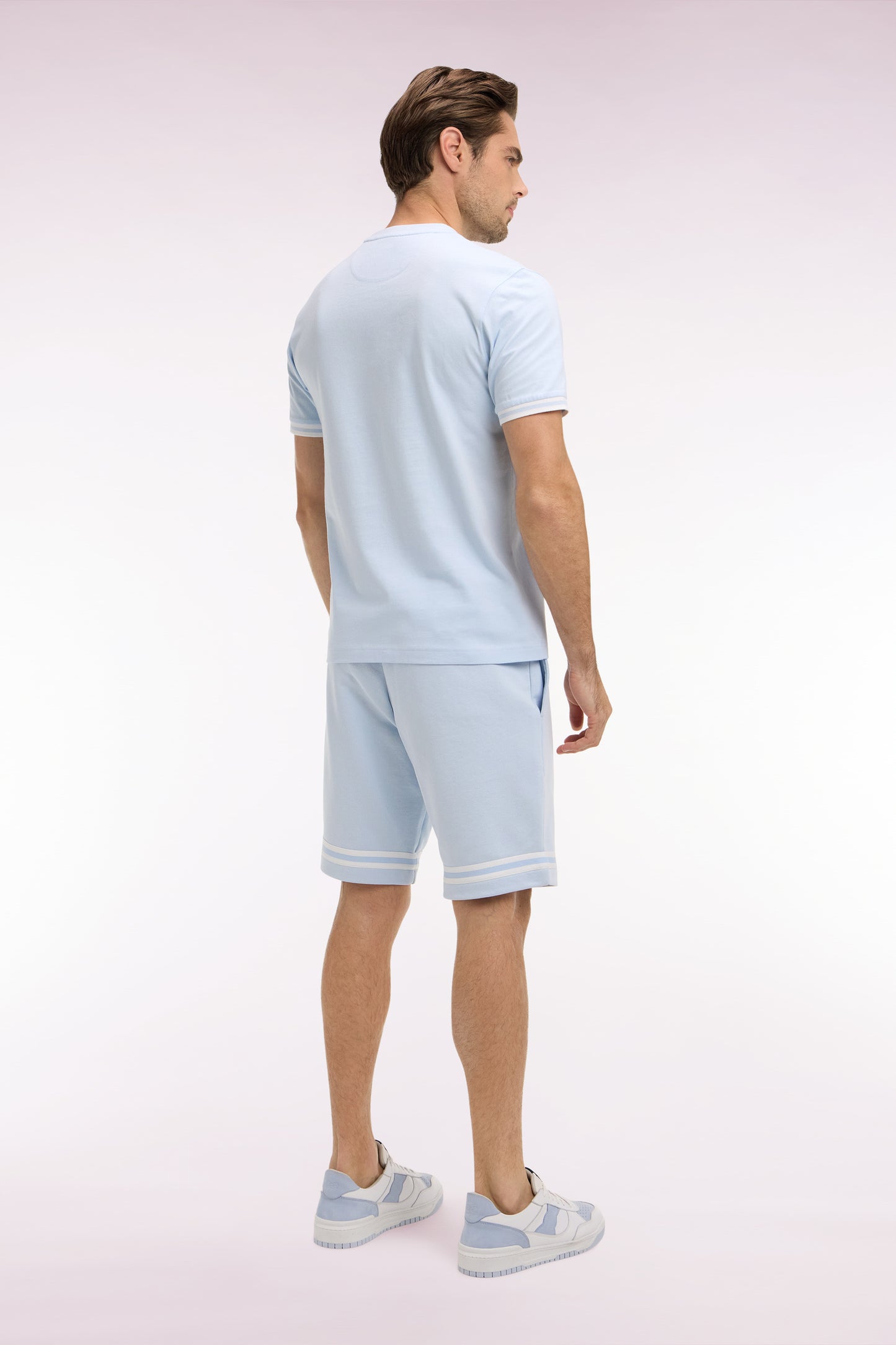 Short en molleton ciel à bordures de jambe rayées