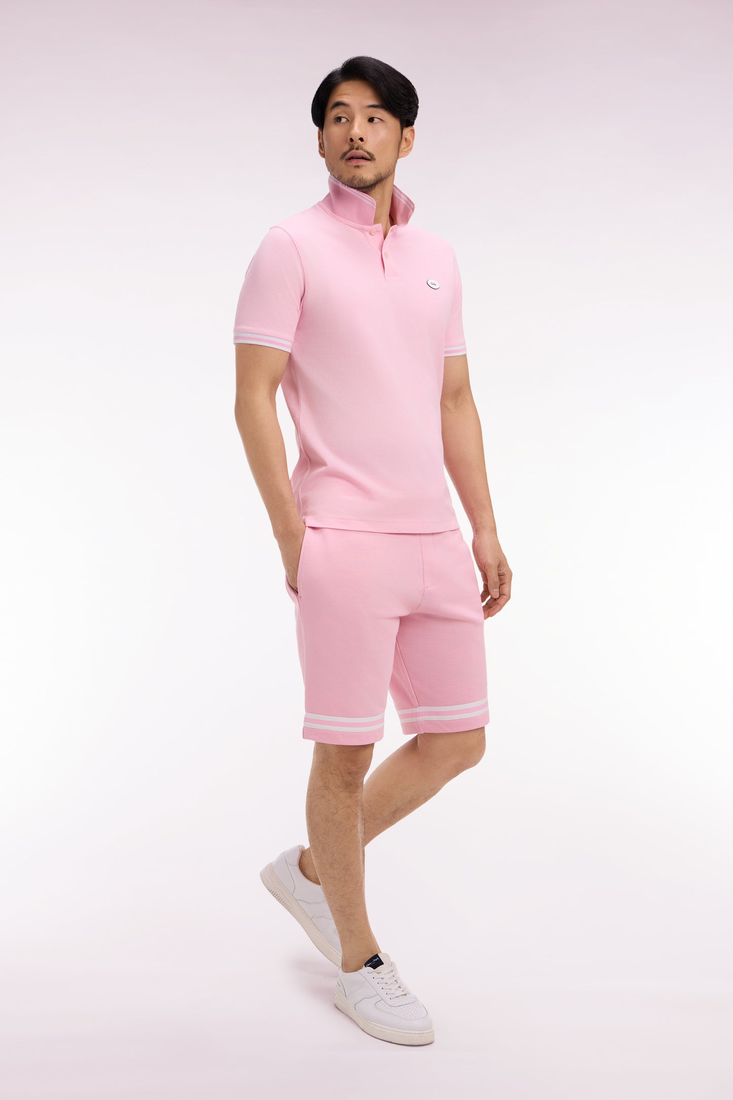 Short en molleton rose à bordures de jambe rayées