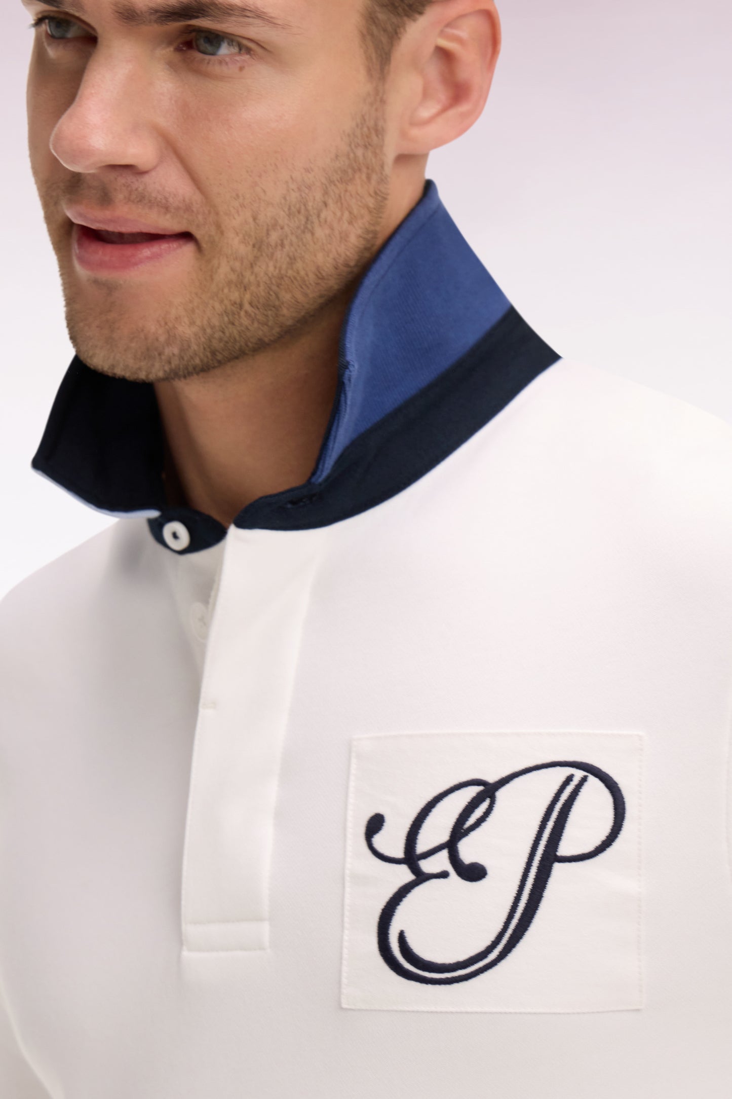Sweatshirt à col maillot en molleton écru brodé coupe regular