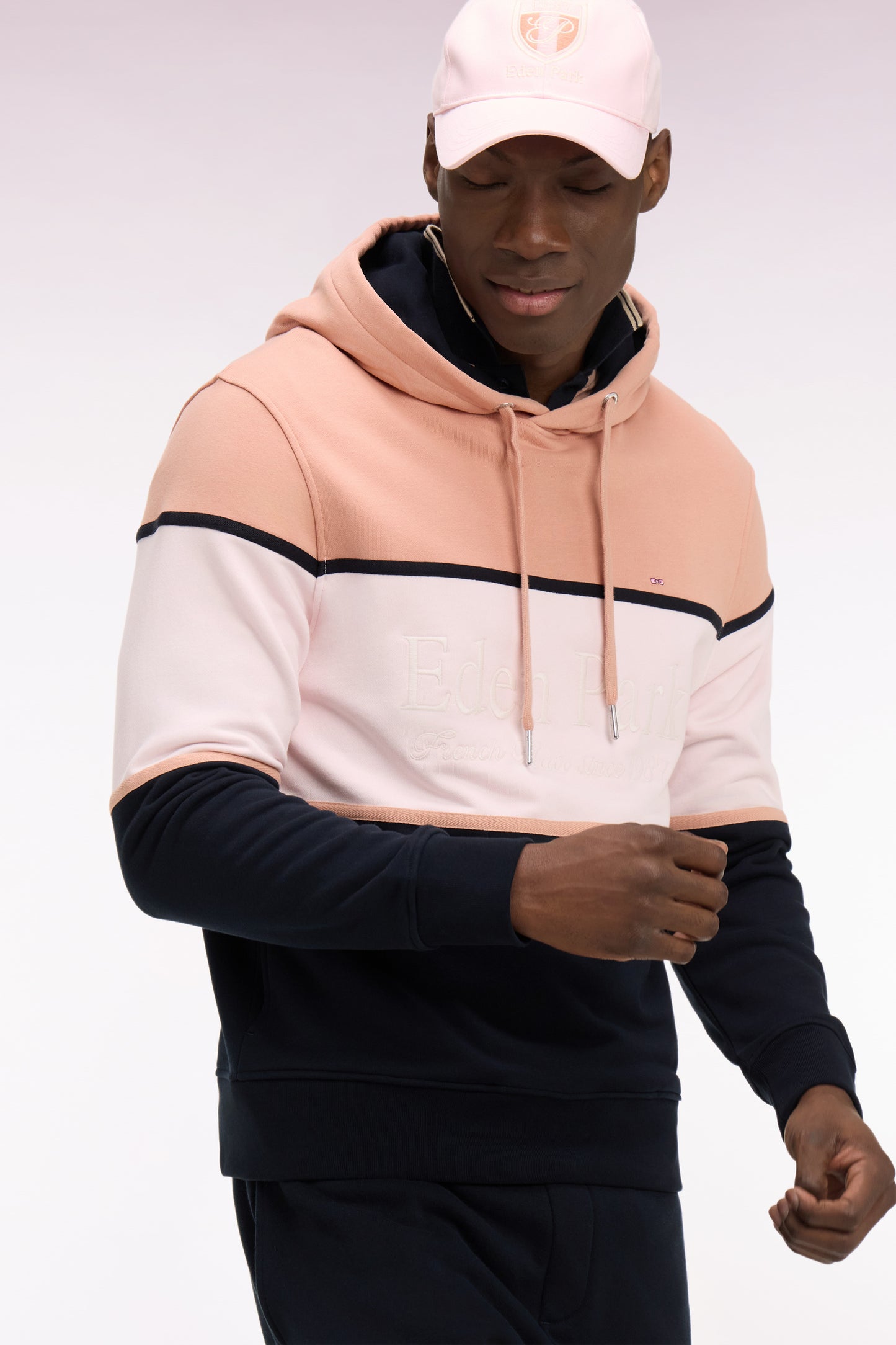 Sweatshirt à capuche rose à découpes pastel brodées coupe regular