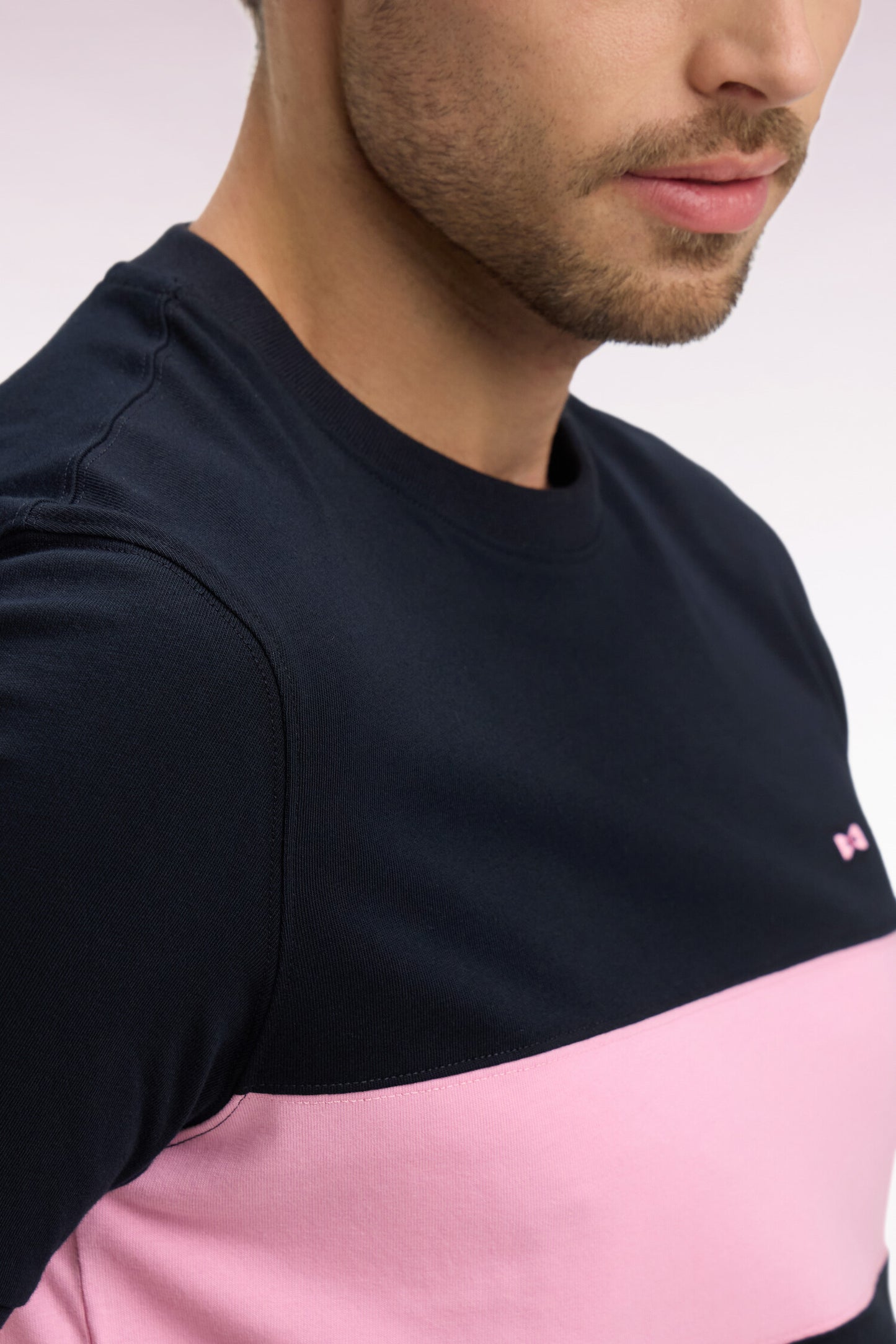 T-shirt à manches courtes en coton marine découpes roses coupe regular