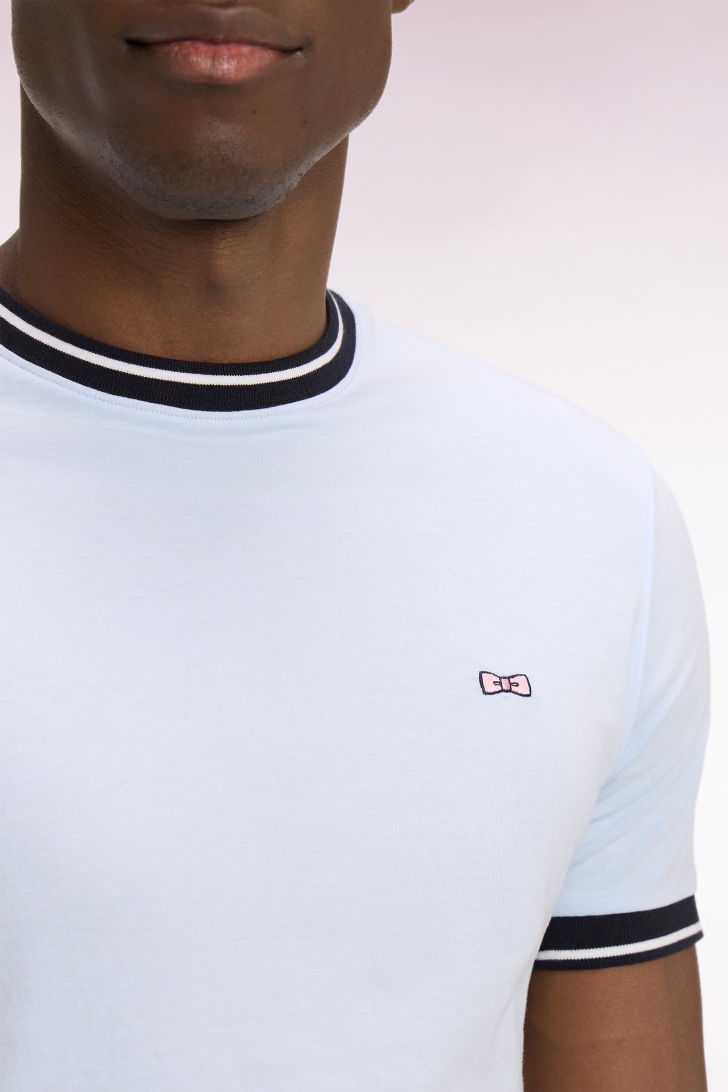 T-shirt à manches courtes en coton bleu ciel brodé coupe regular