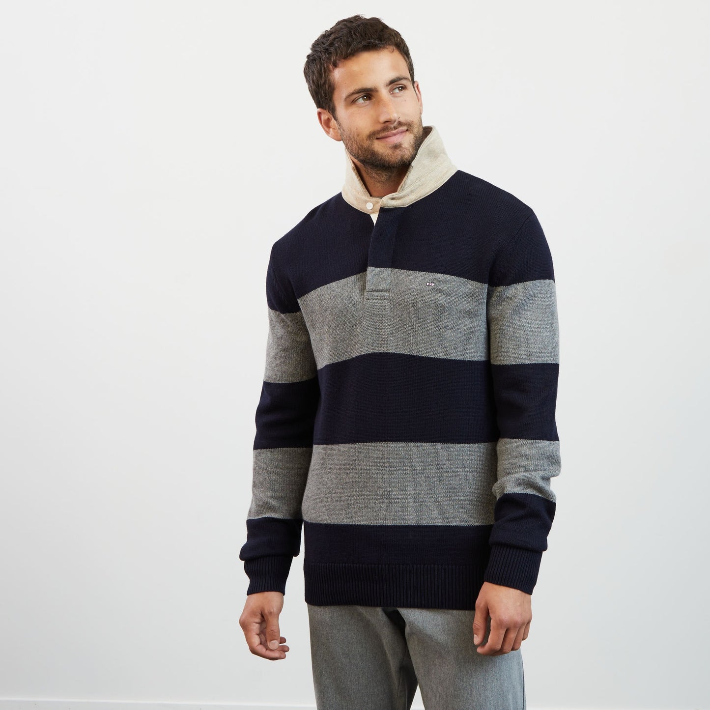 Pull gris rayé à col polo
