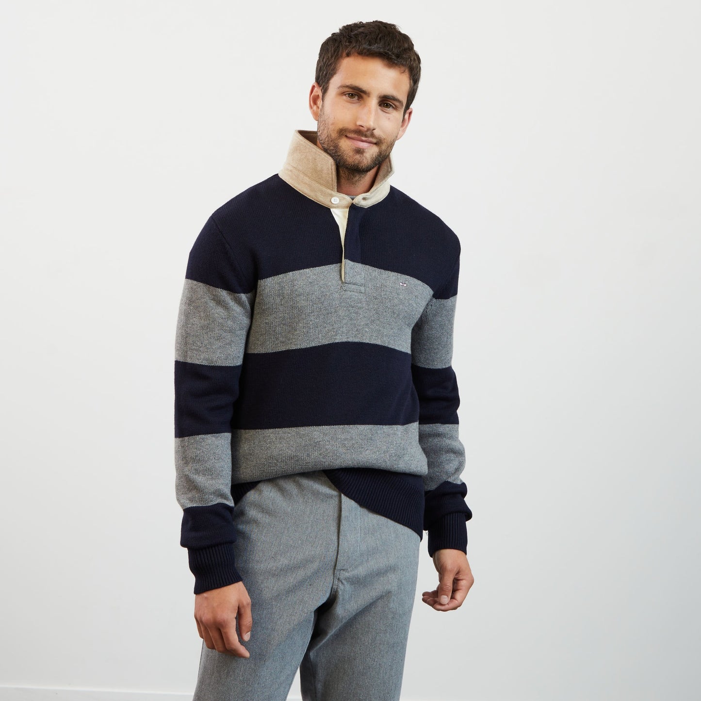 Pull gris rayé à col polo