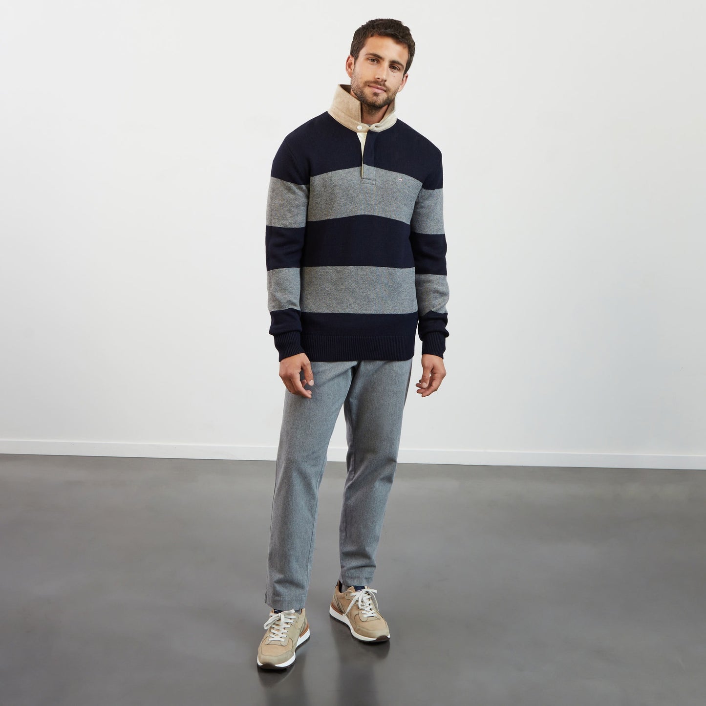 Pull gris rayé à col polo