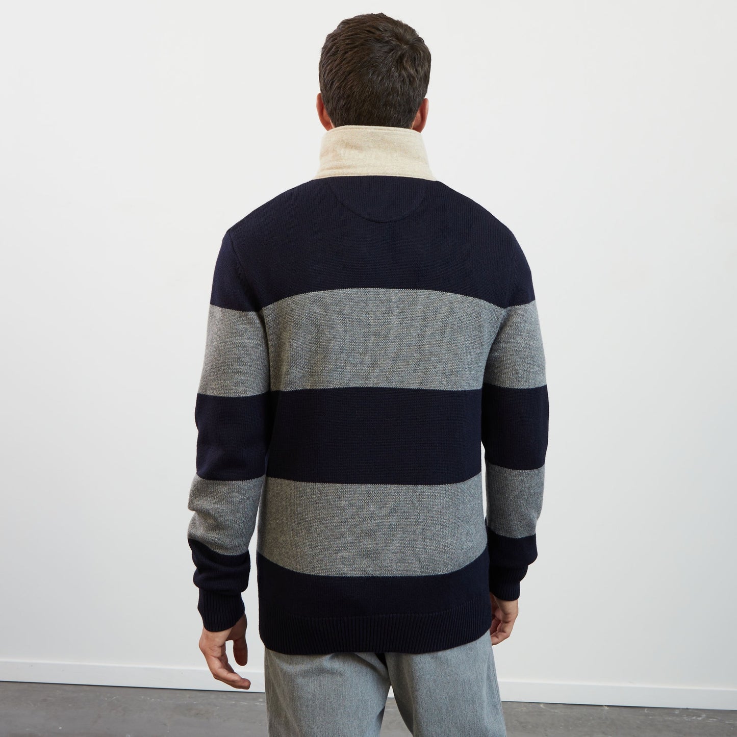Pull gris rayé à col polo