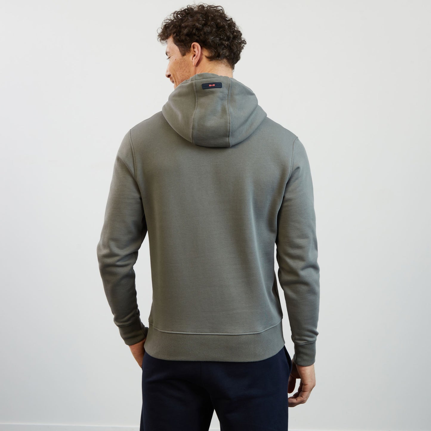 Sweat gris à capuche détails contrastants