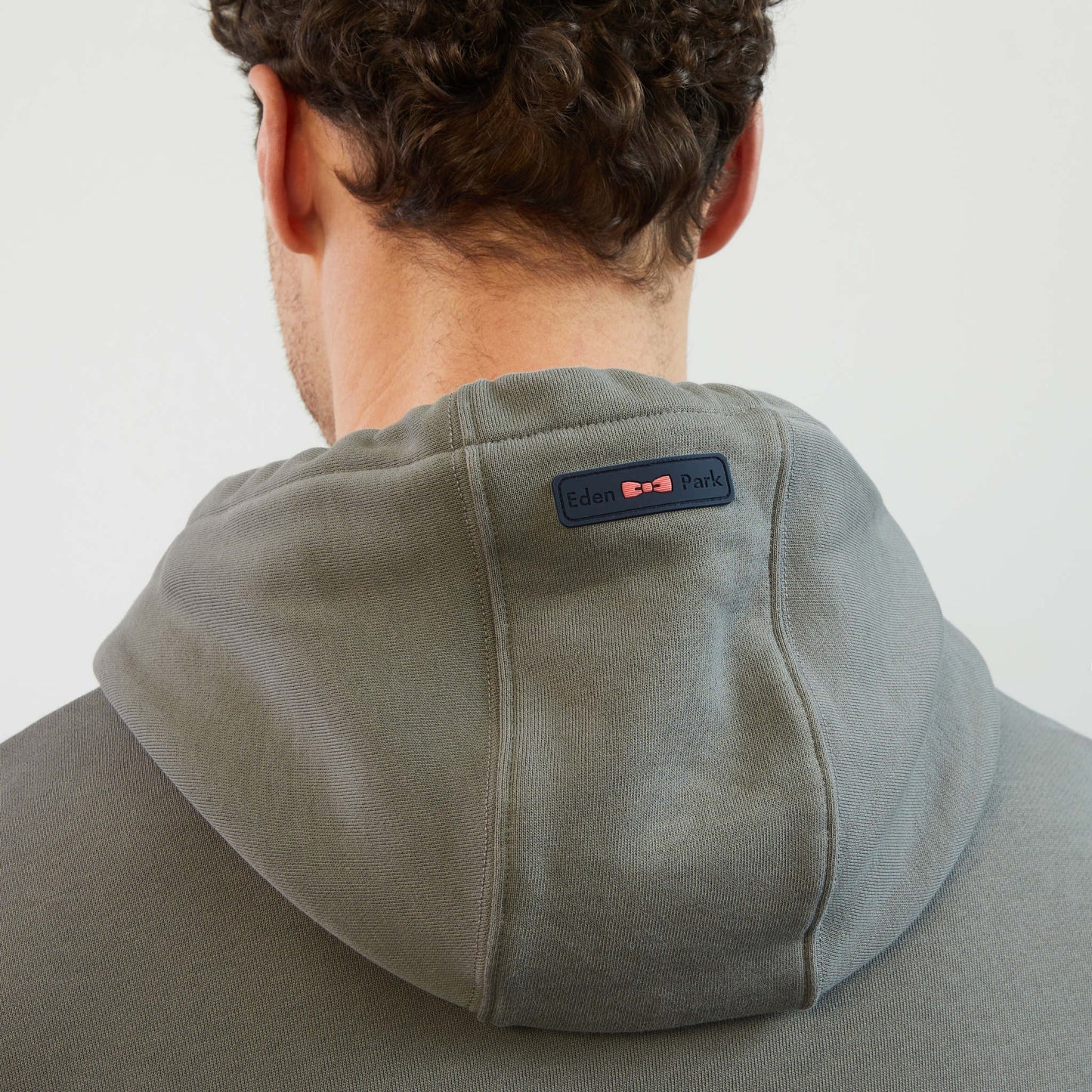 Sweat gris à capuche détails contrastants