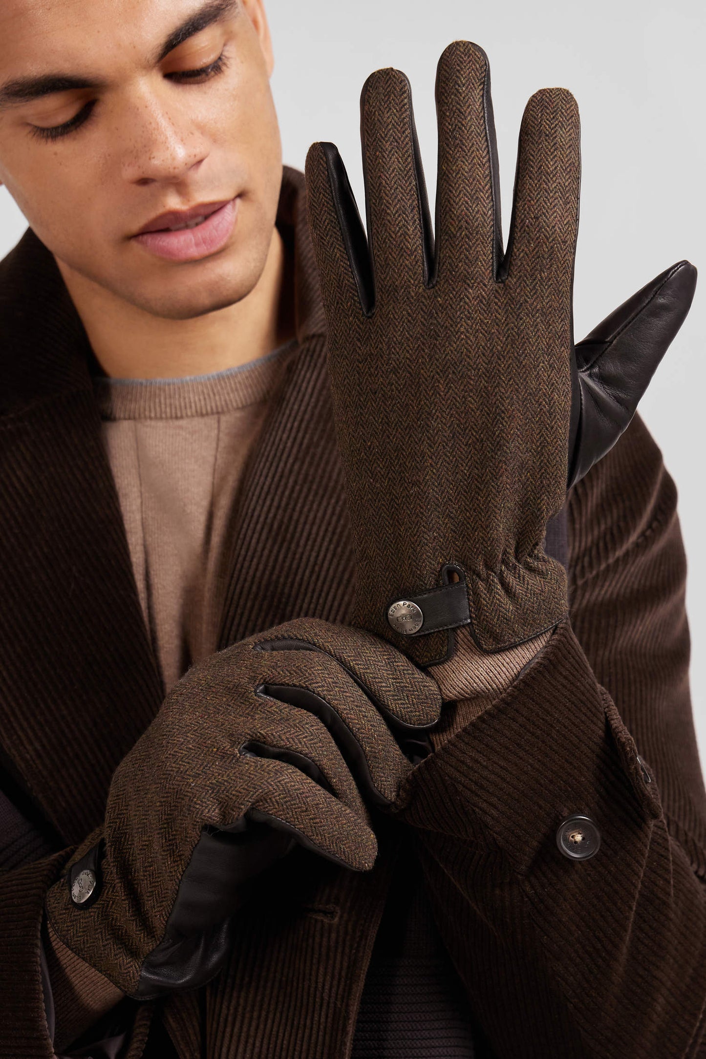 Paire de gants en cuir lisse marron - Image 2