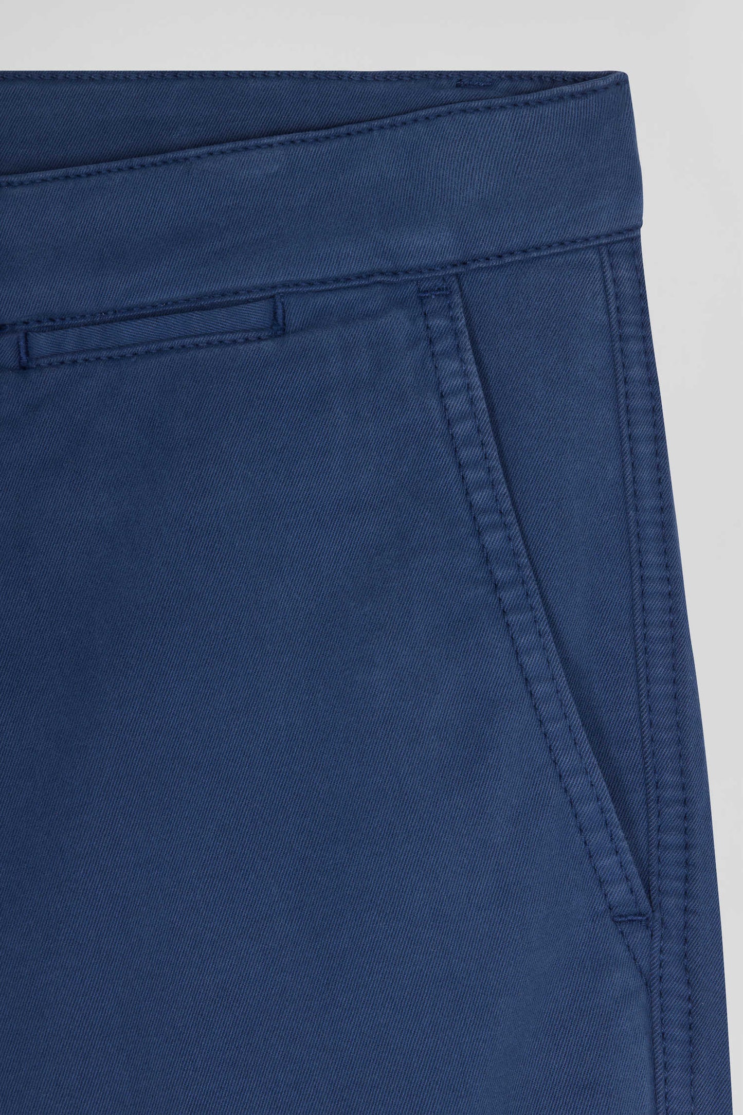 Pantalon chino bleu en gabardine de coton stretch coupe Regular - Image 8