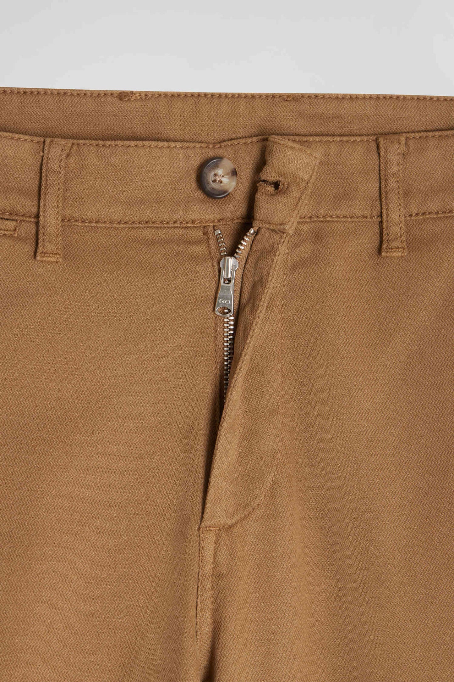 Pantalon chino en piqué de coton stretch et modal beige coupe Regular - Image 7