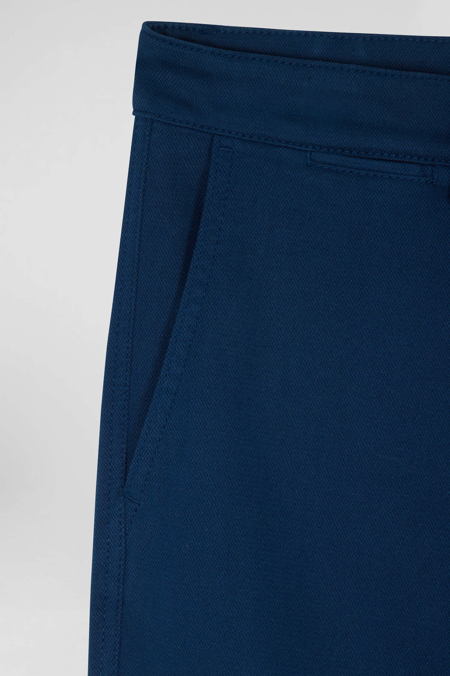 Pantalon chino en piqué de coton stretch et modal bleu coupe Regular - Image 8