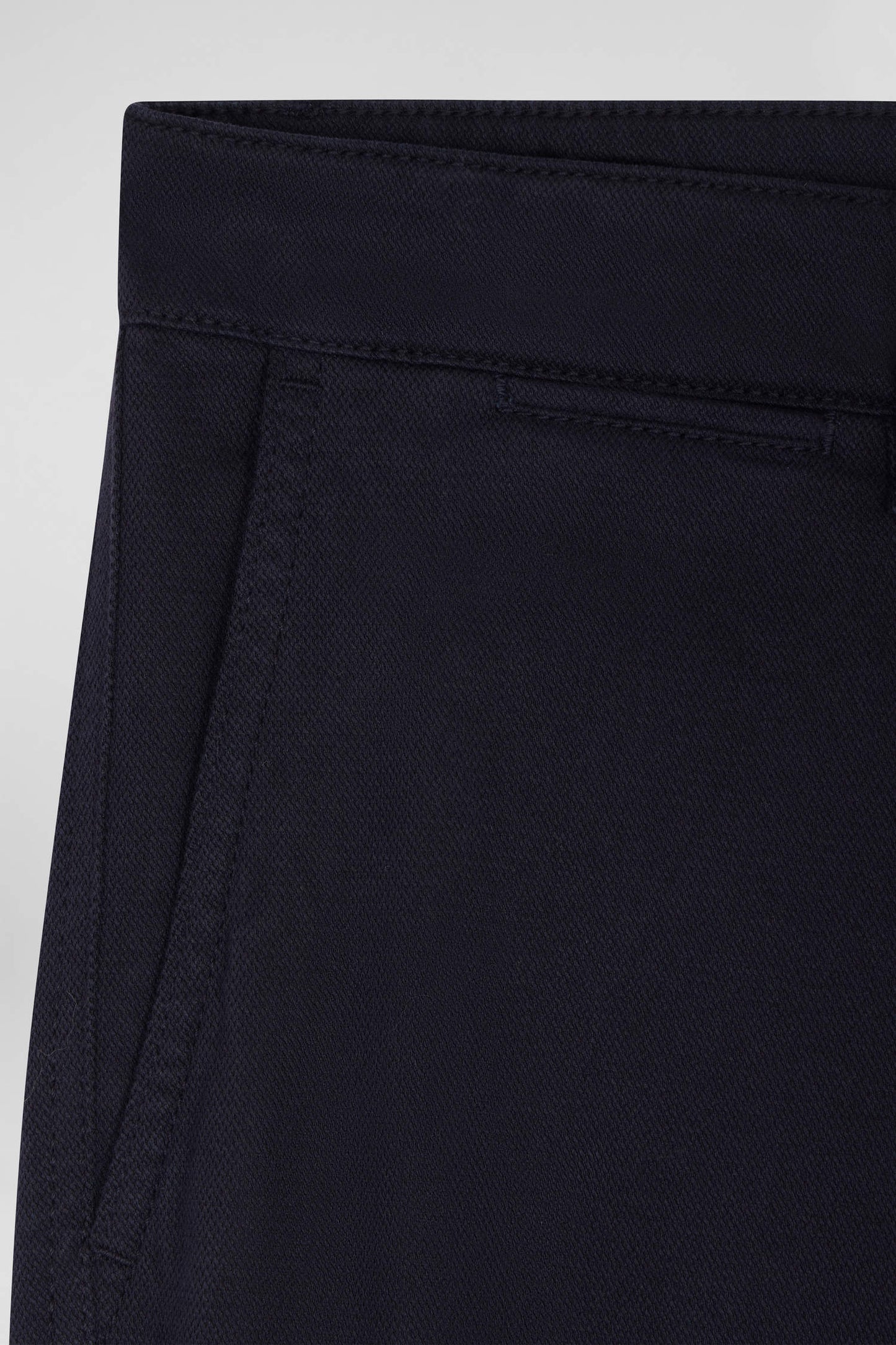 Pantalon chino en piqué de coton stretch et modal marine coupe Regular - Image 8