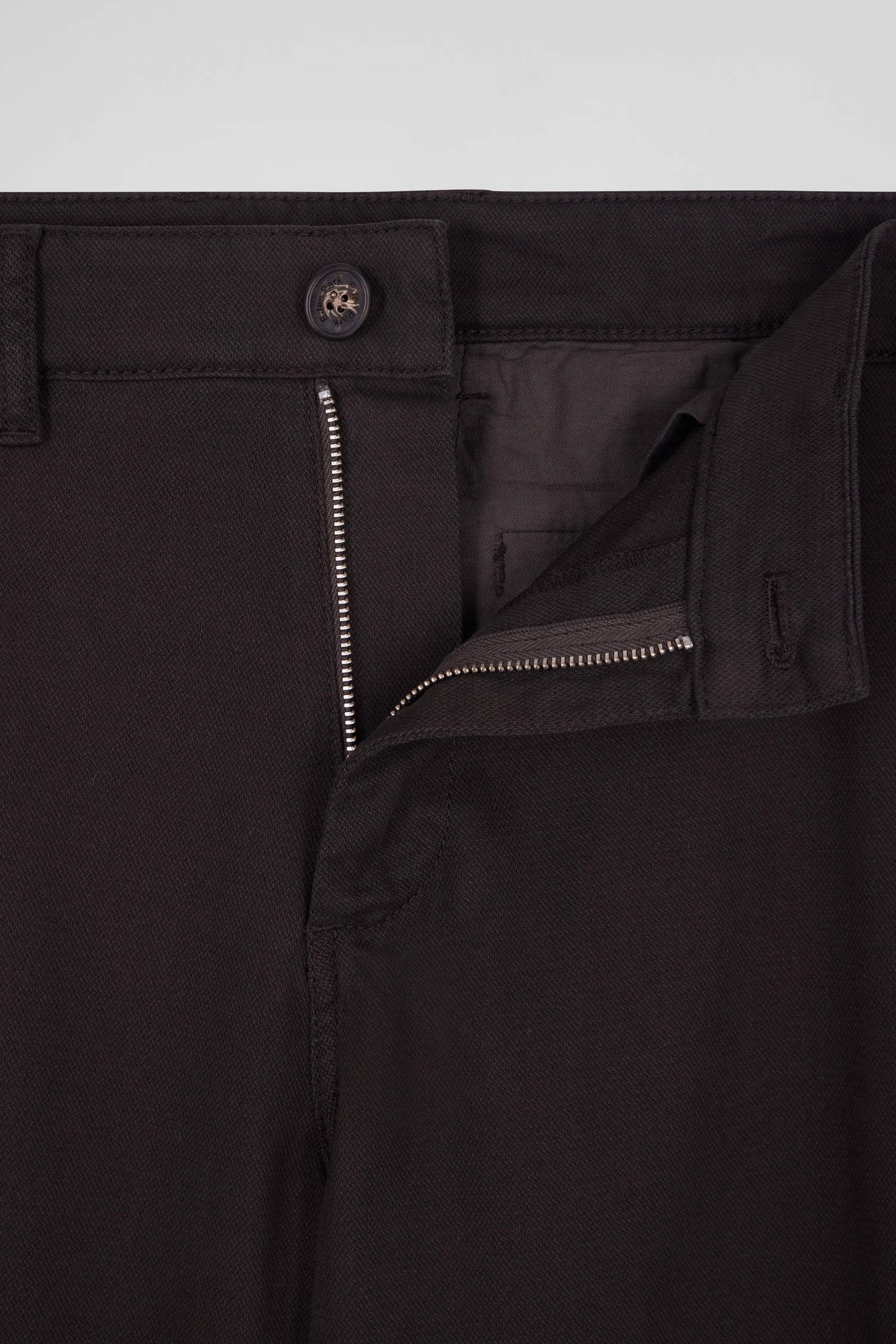 Pantalon chino en piqué de coton stretch et modal brun coupe Regular - Image 7