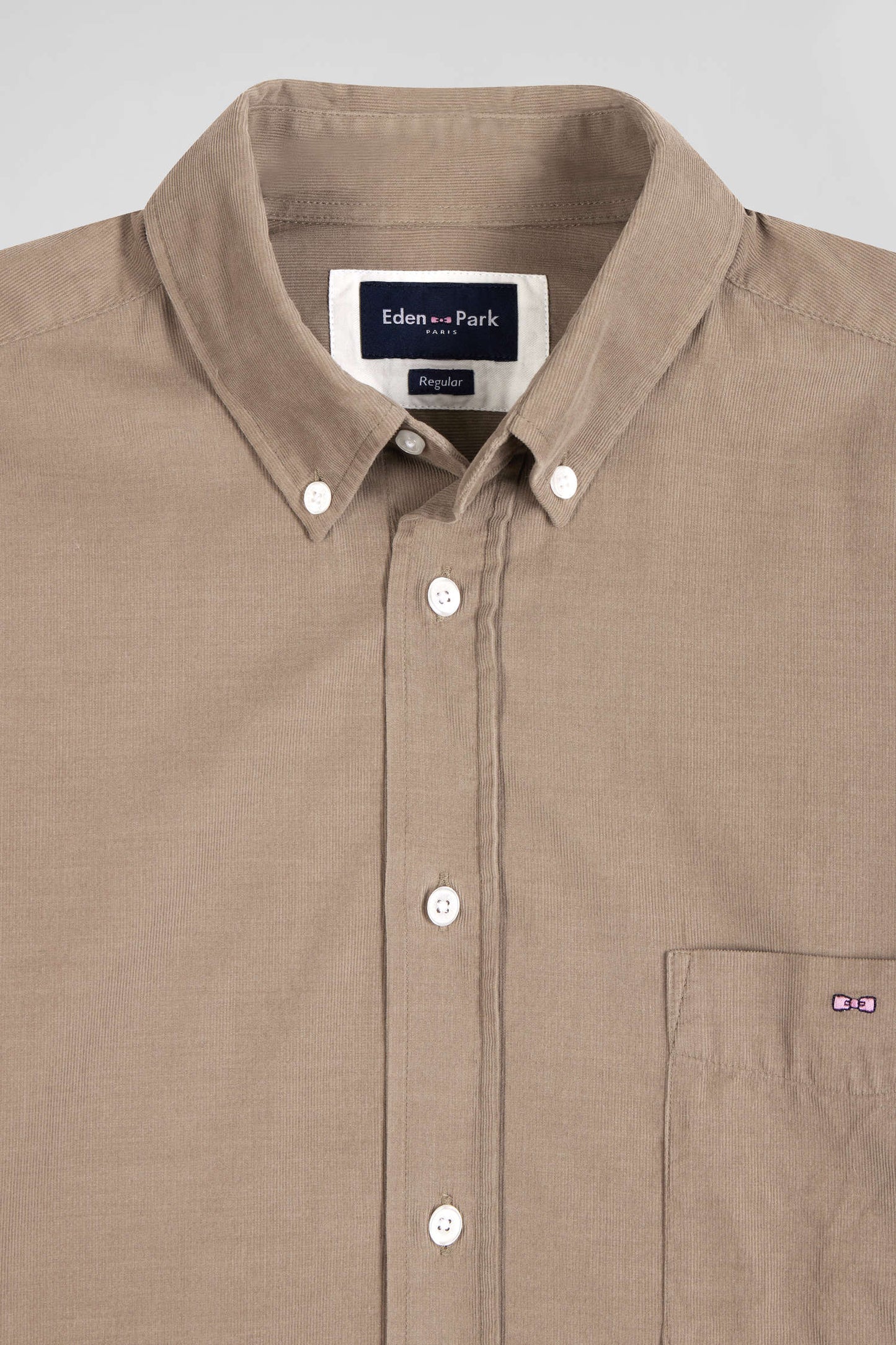 Chemise en velours côtelé uni beige col boutonné et poche poitrine coupe Regular