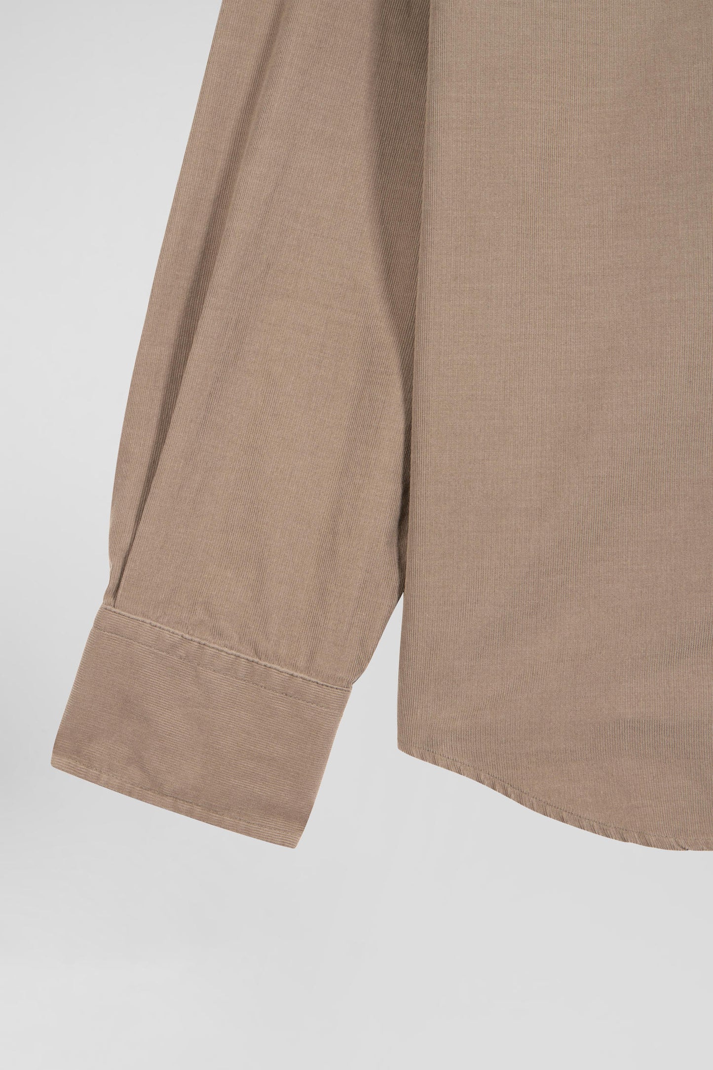 Chemise en velours côtelé uni beige col boutonné et poche poitrine coupe Regular