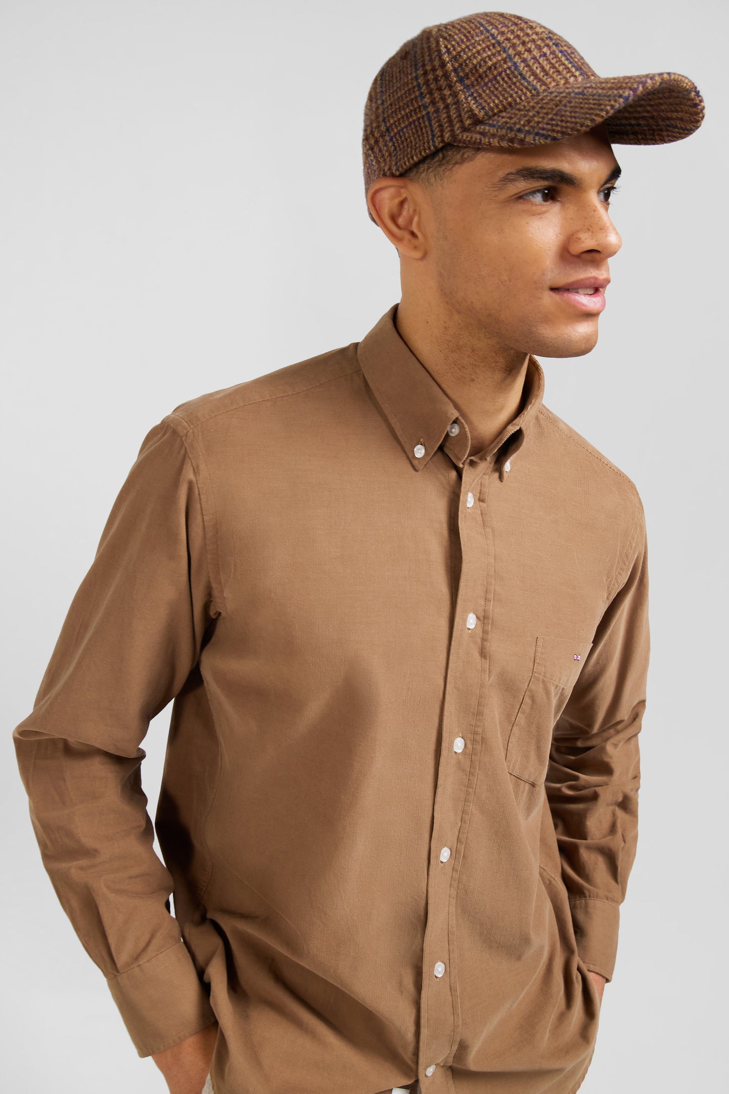 Plain hazelnut corduroy shirt Button-down collar and chest pocket Regular fit