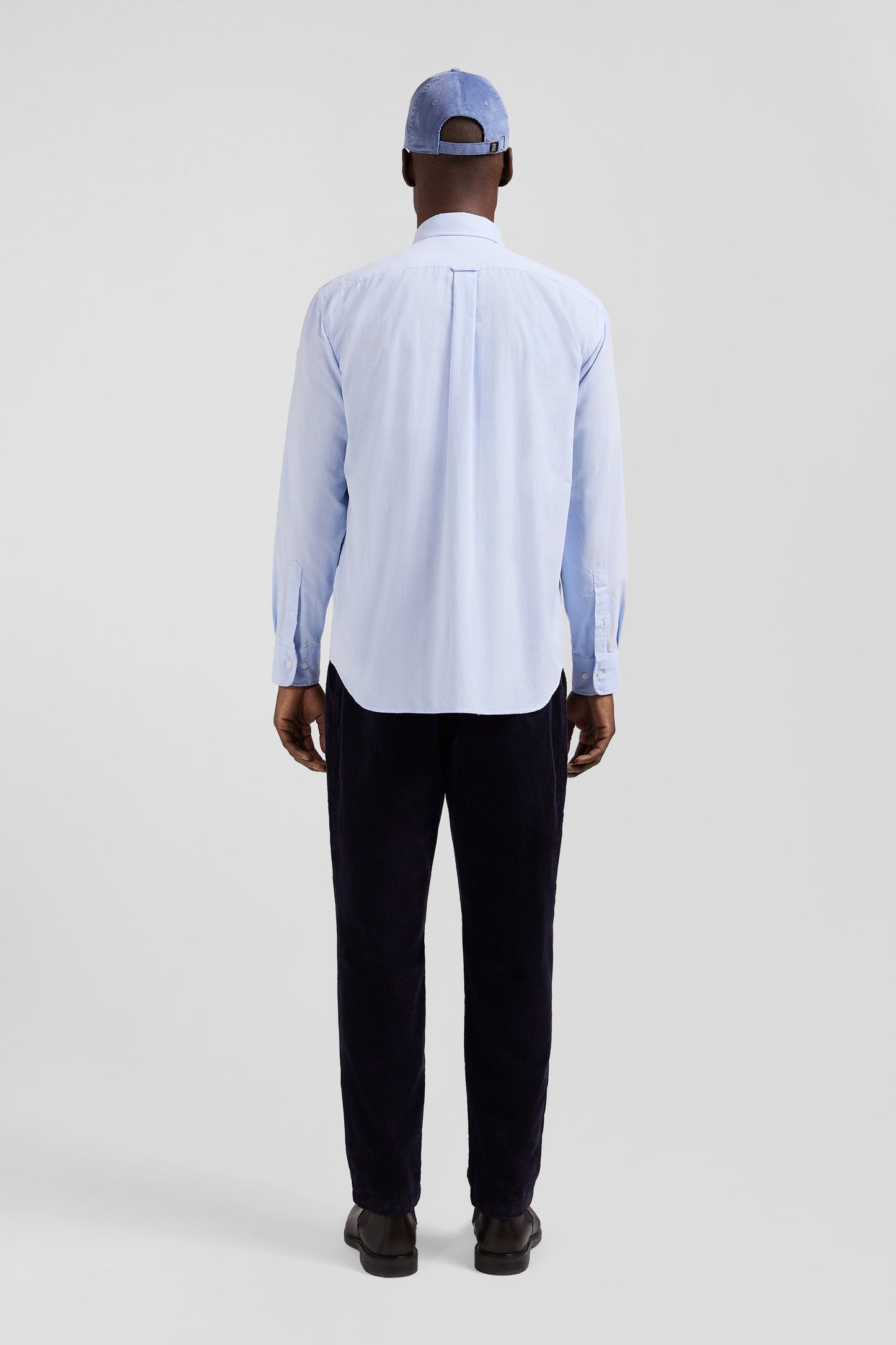 Chemise en velours côtelé uni ciel col boutonné et poche poitrine coupe Regular