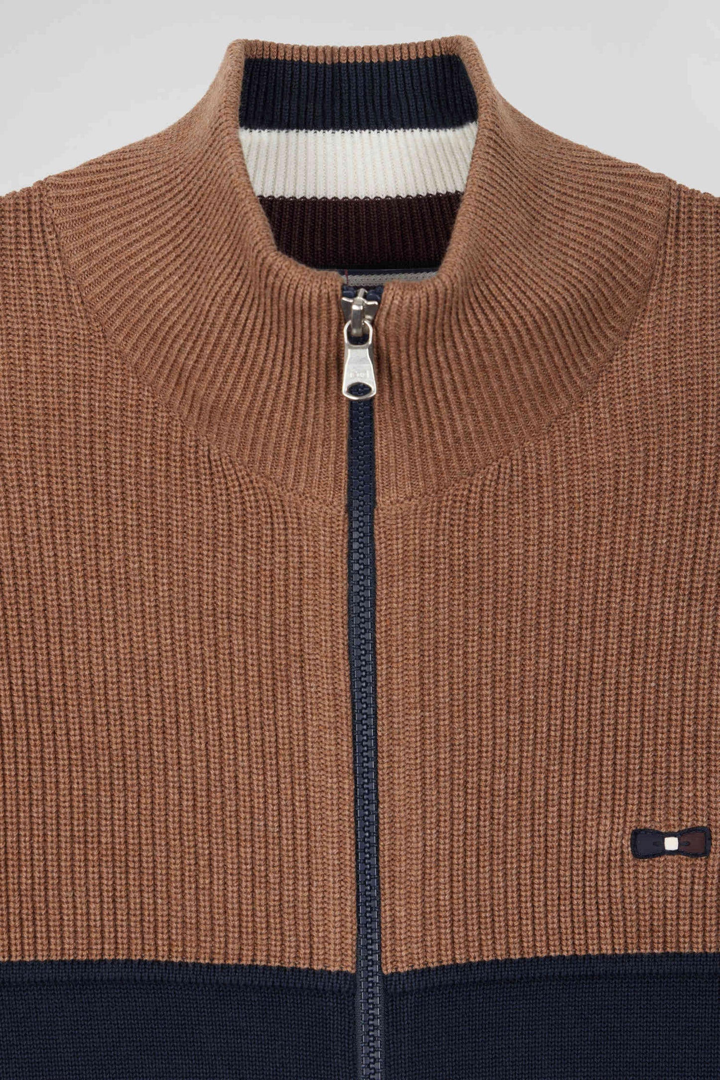 Cardigan zippé à col montant marine et camel en coton - Image 8