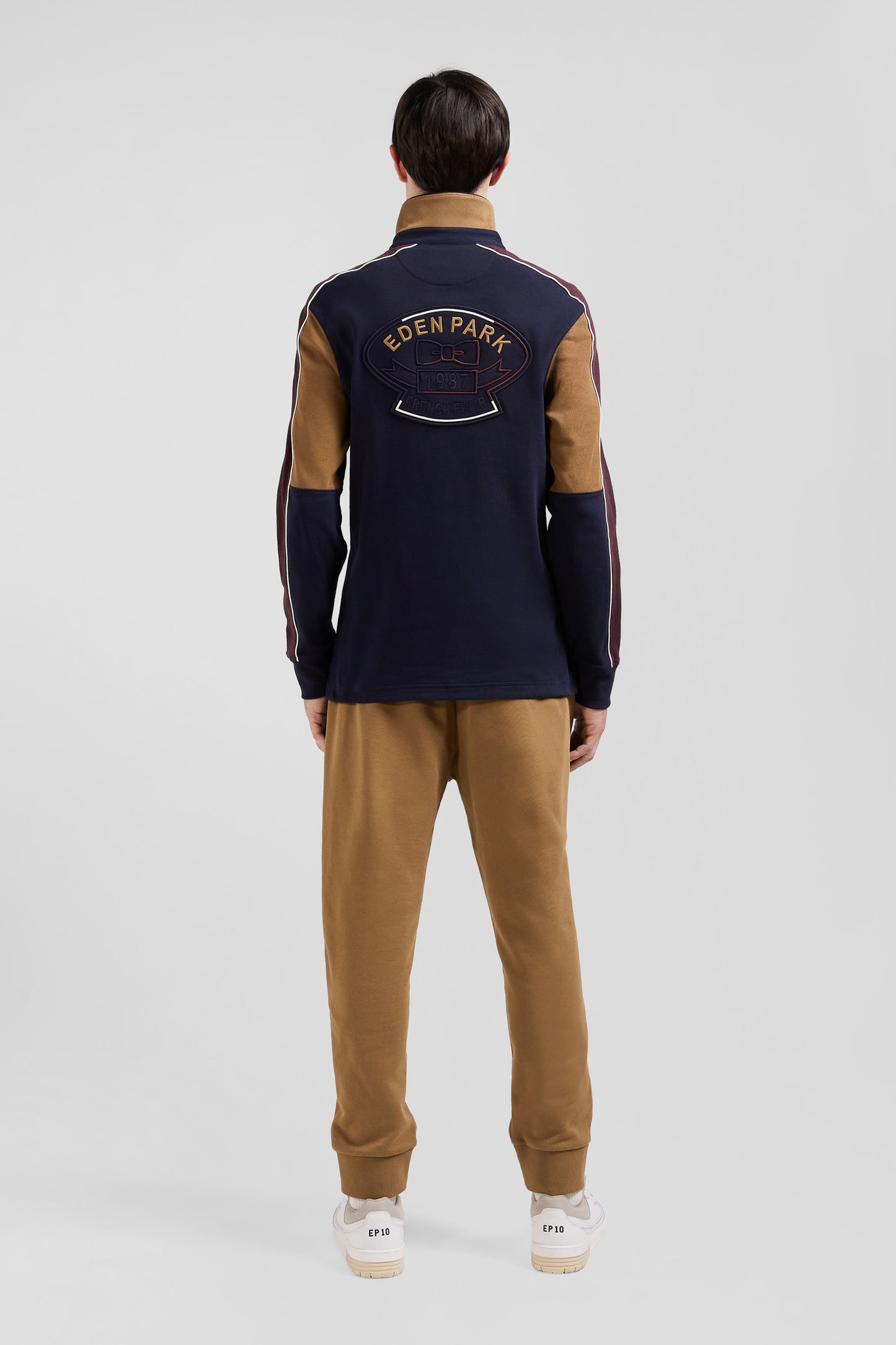 Long-sleeved jersey in hazelnut cotton with back embroidery and regular fit piping