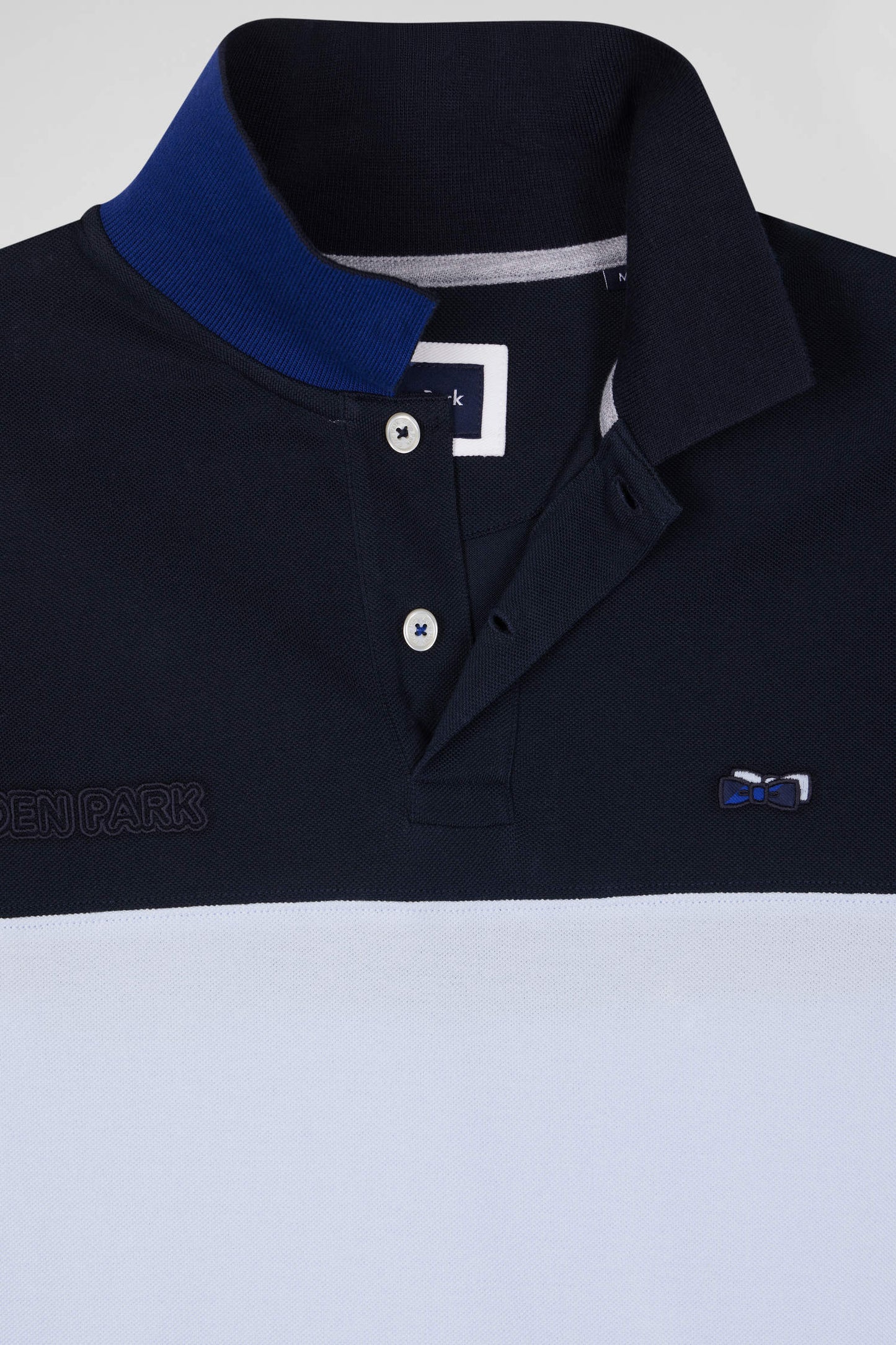 Polo manches courtes en piqué coton ciel détails contrastés broderie nœud papillon coupe Regular