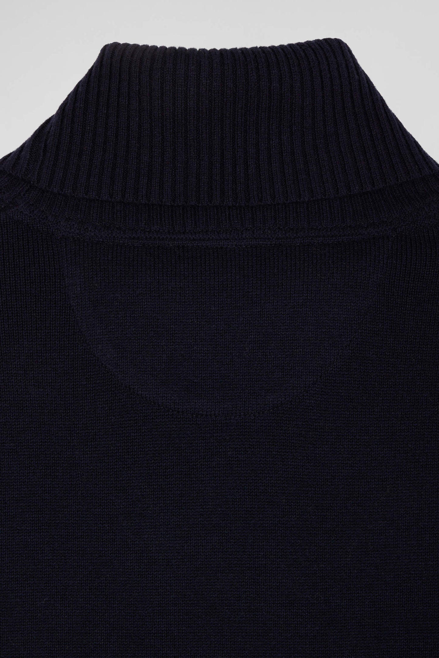 Pull col roulé en laine et coton bleu marine coupe Regular - Image 10