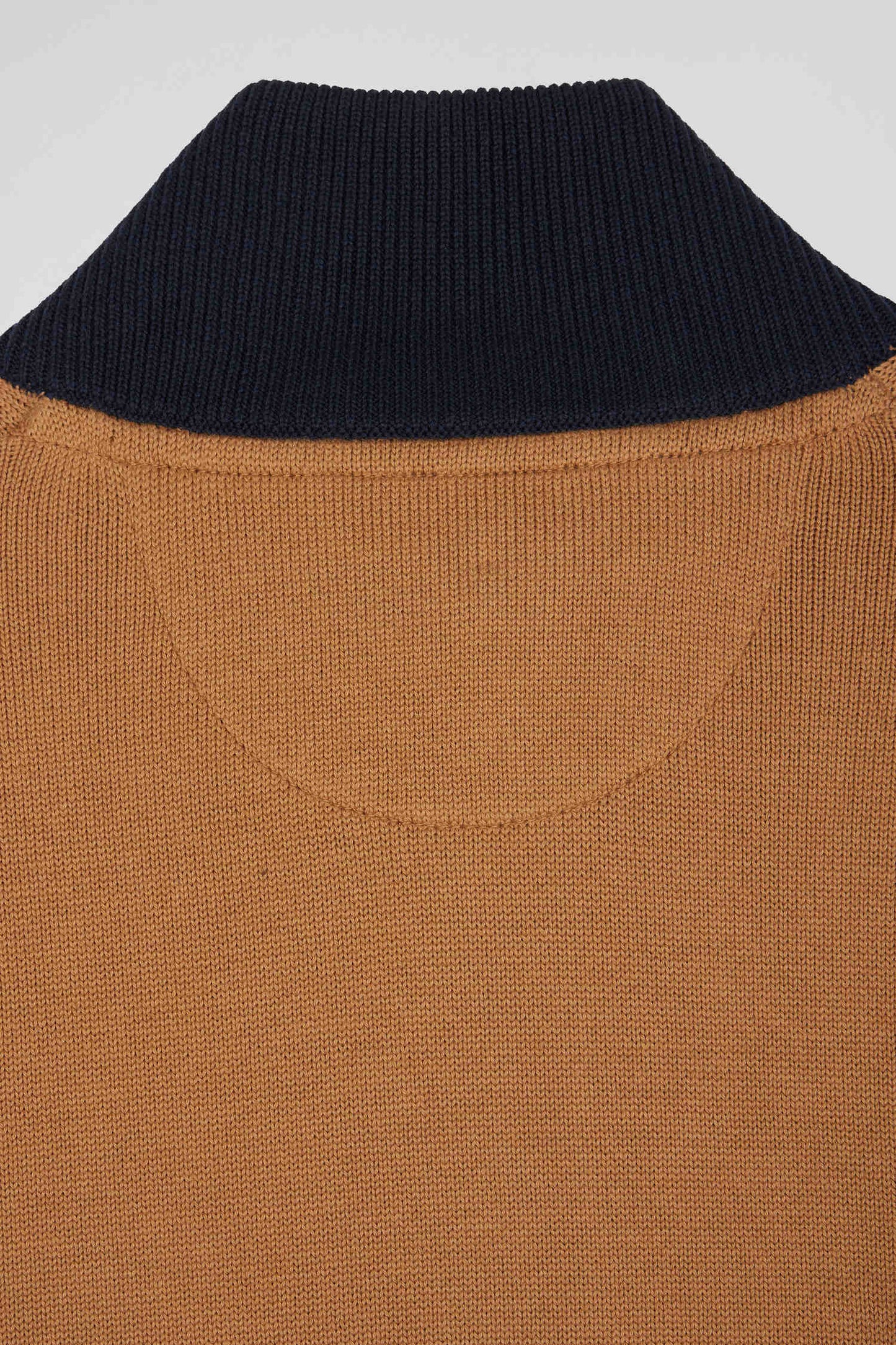 Pull col camionneur zippé colorblock en coton camel brodé coupe Regular - Image 10