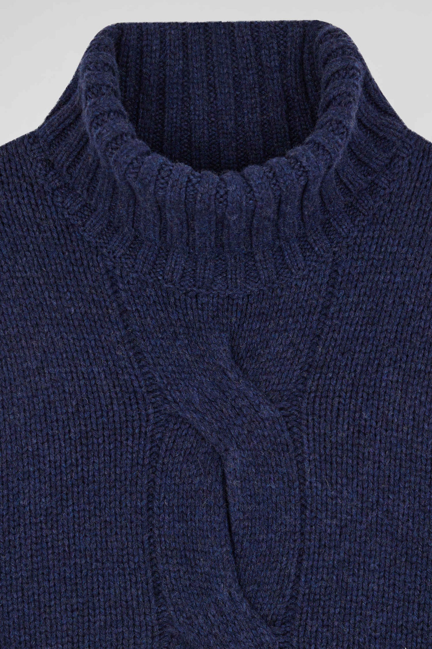 Pull col roulé en laine vierge et polyamide recyclé bleu marine coupe Regular - Image 8