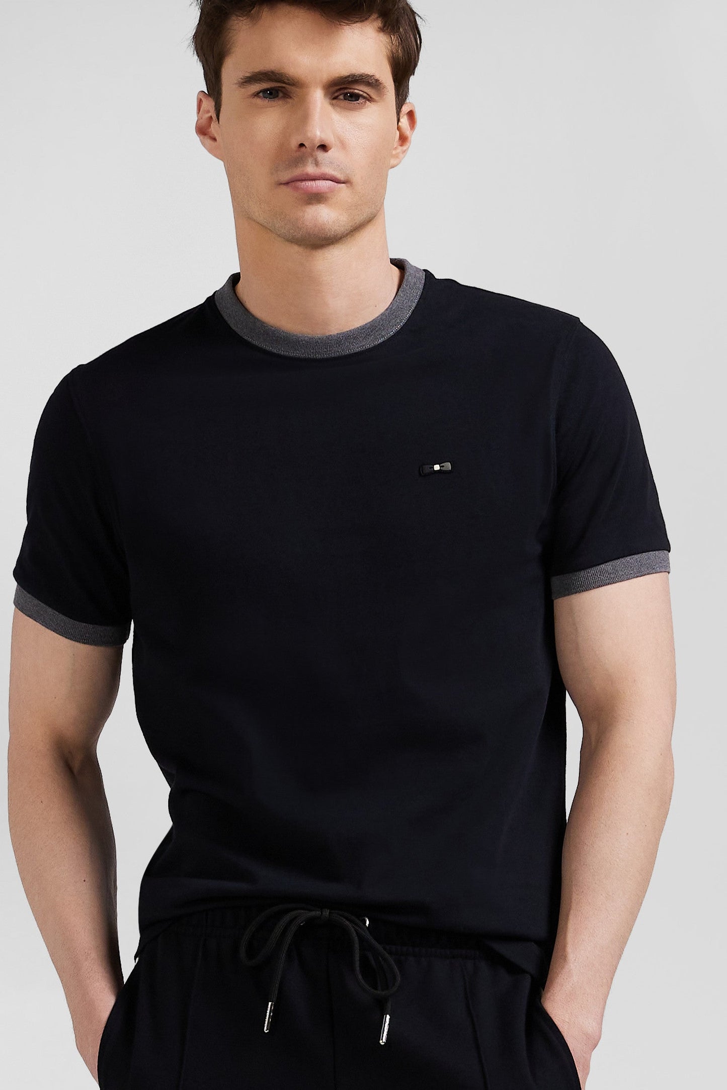 T-shirt manches courtes en coton noir broderie dos coupe Regular - Image 3