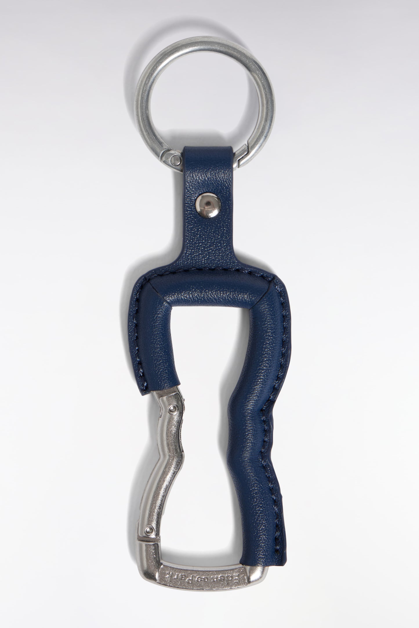 Porte-clé nœud papillon en cuir marine et métal argenté