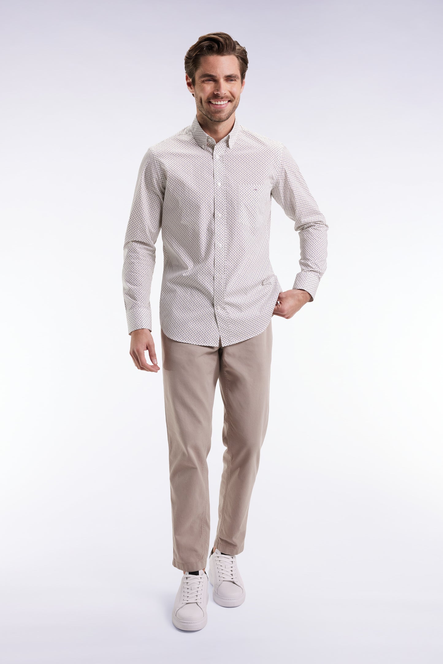 Pleatless chino pants in light beige stretch cotton
