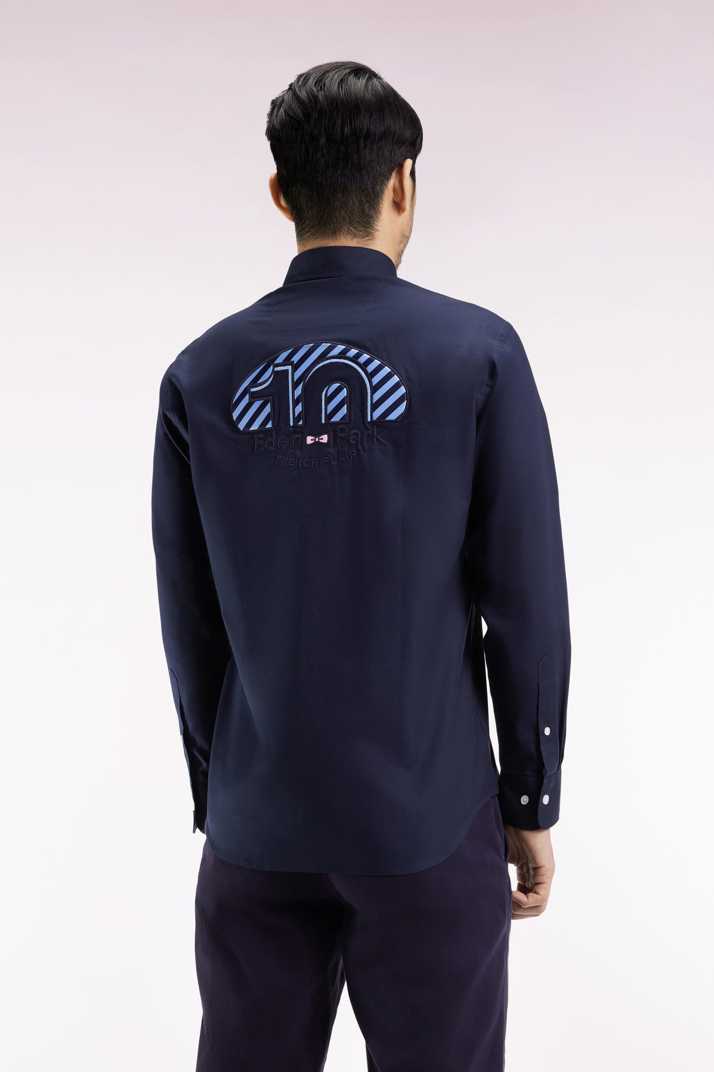 Chemise en coton marine broderie rose coupe droite