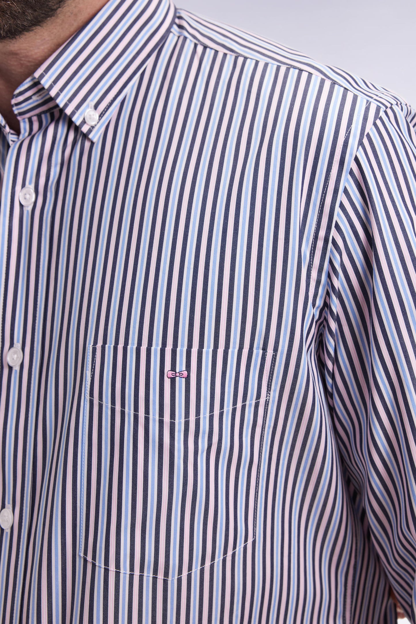 Chemise en coton marine à rayures contrastées coupe droite