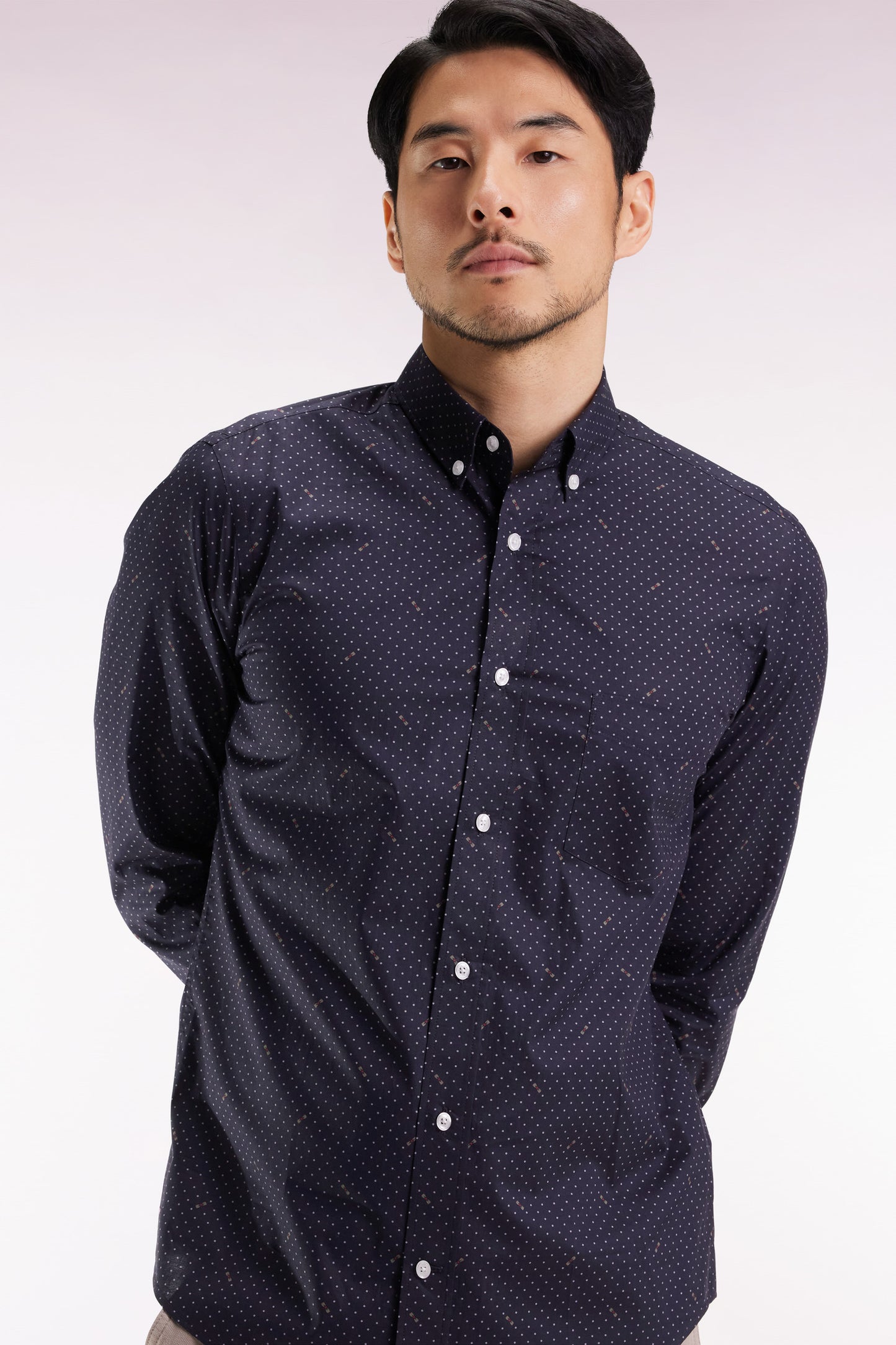 Chemise en coton Pima noir à micro-motif pois coupe slim