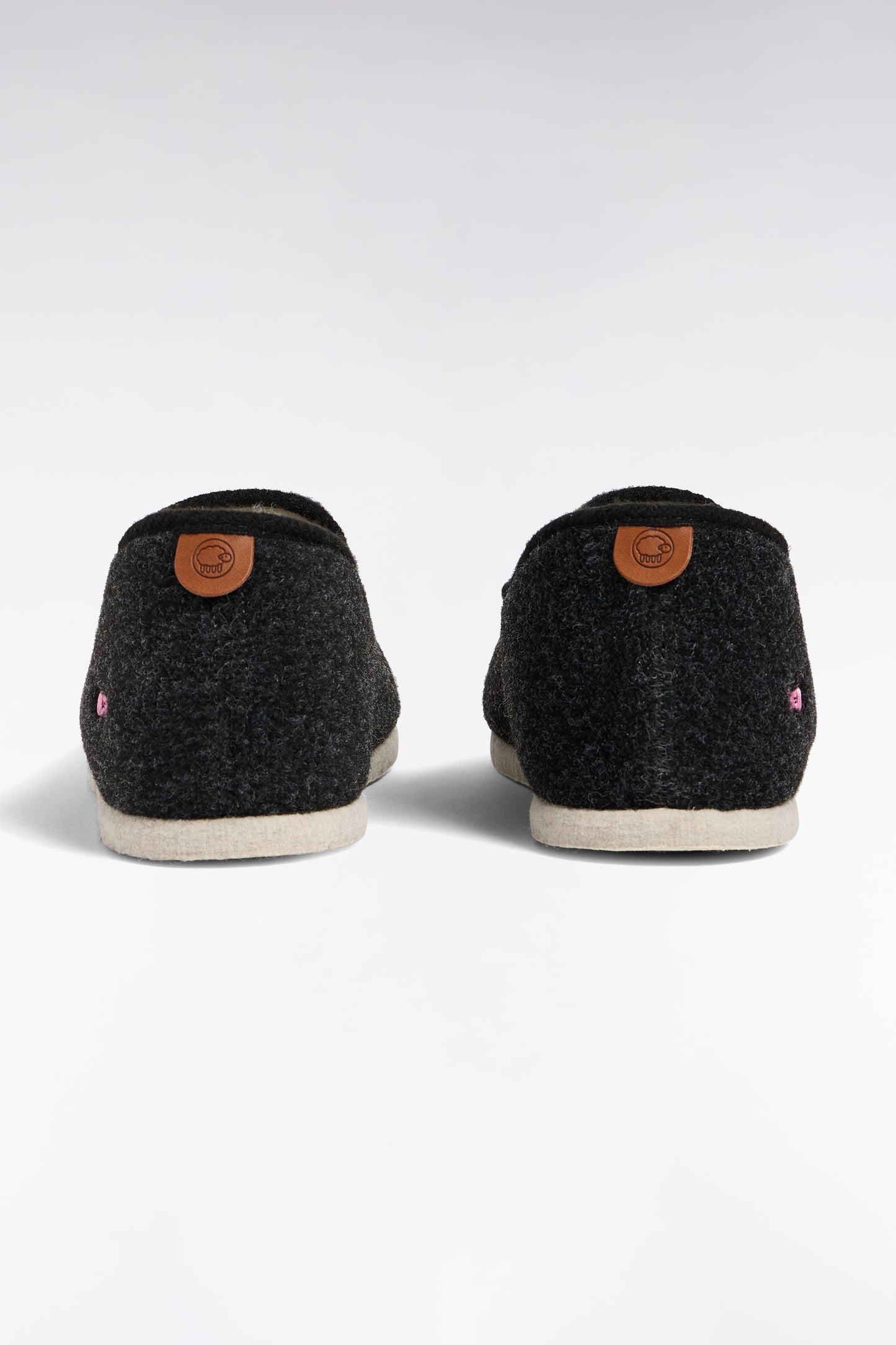 Chaussons en feutre et laine de mouton gris foncé