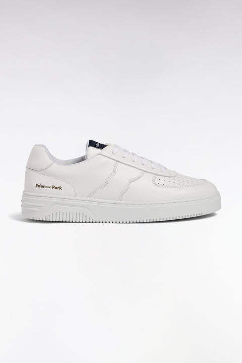 Sneakers en cuir blanches languette marine siglée - Image 1