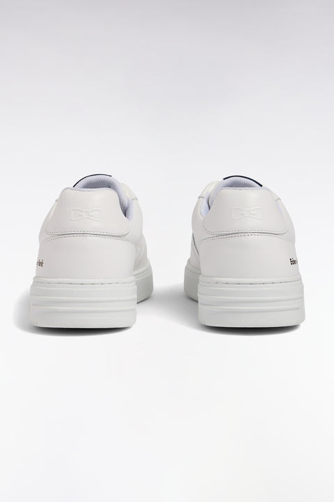 Sneakers en cuir blanches languette marine siglée - Image 3